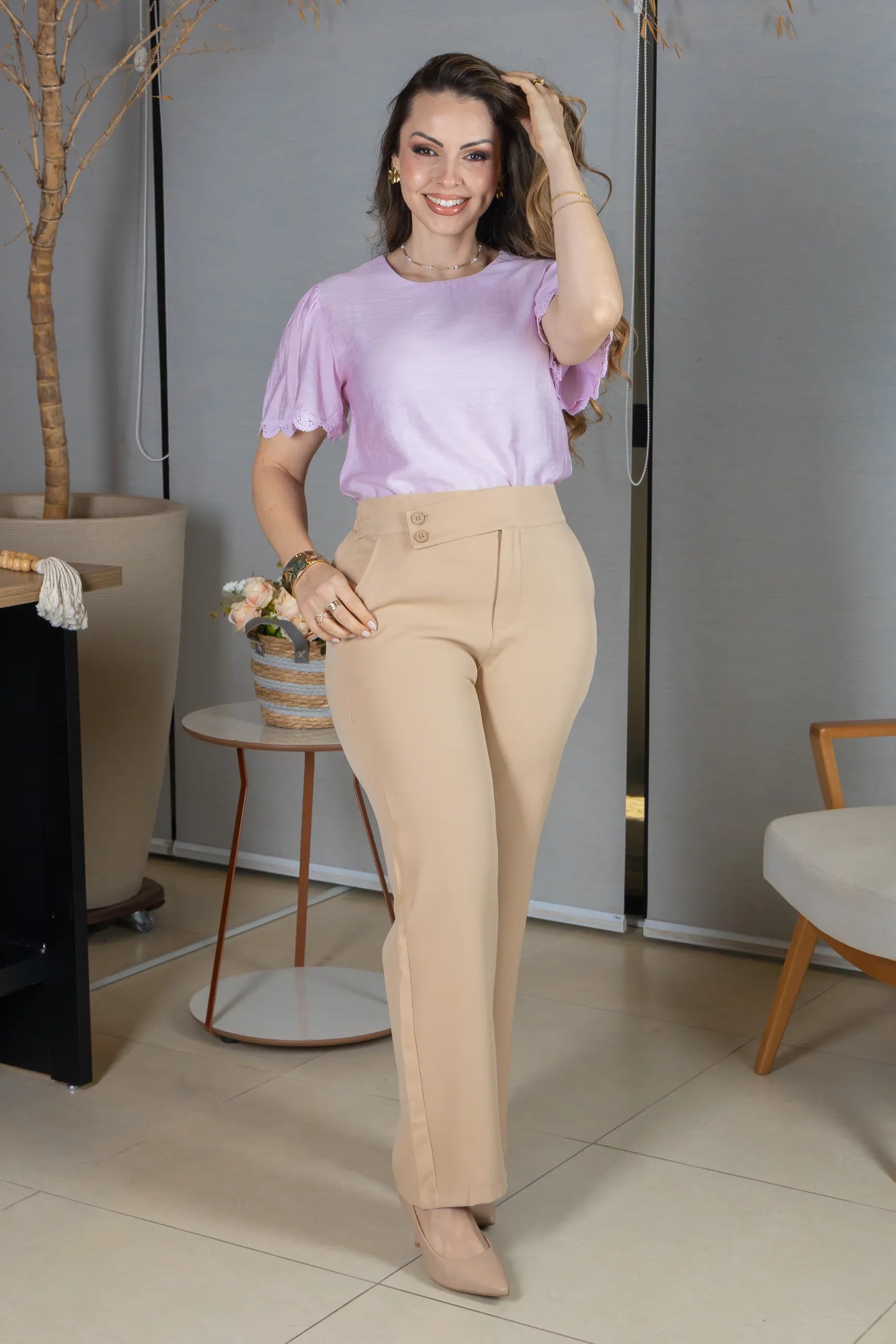Blusa Manga Curta com Detalhes Bordados em Visco Soft Wanda Rosa