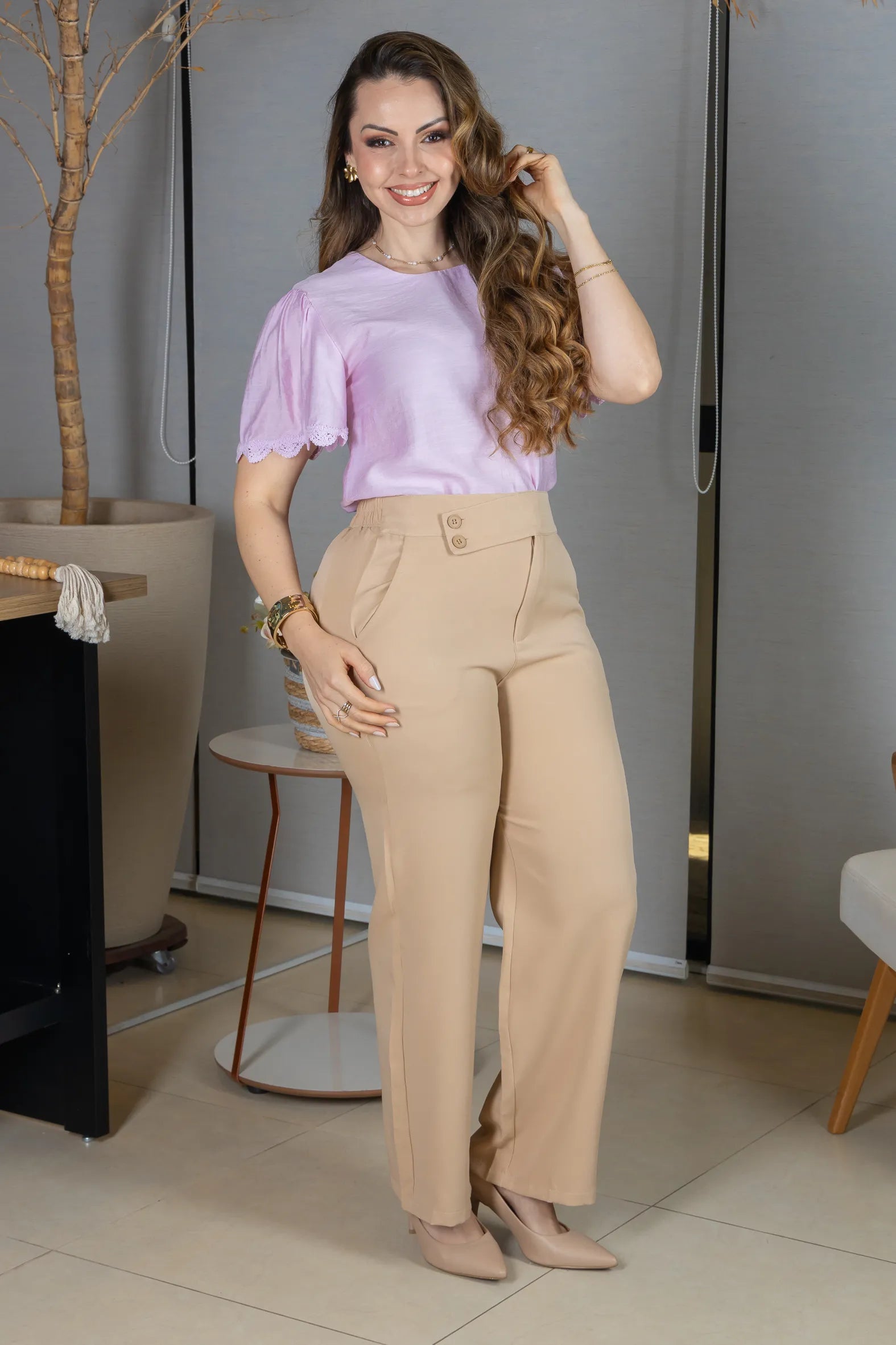 Blusa Manga Curta com Detalhes Bordados em Visco Soft Wanda Rosa