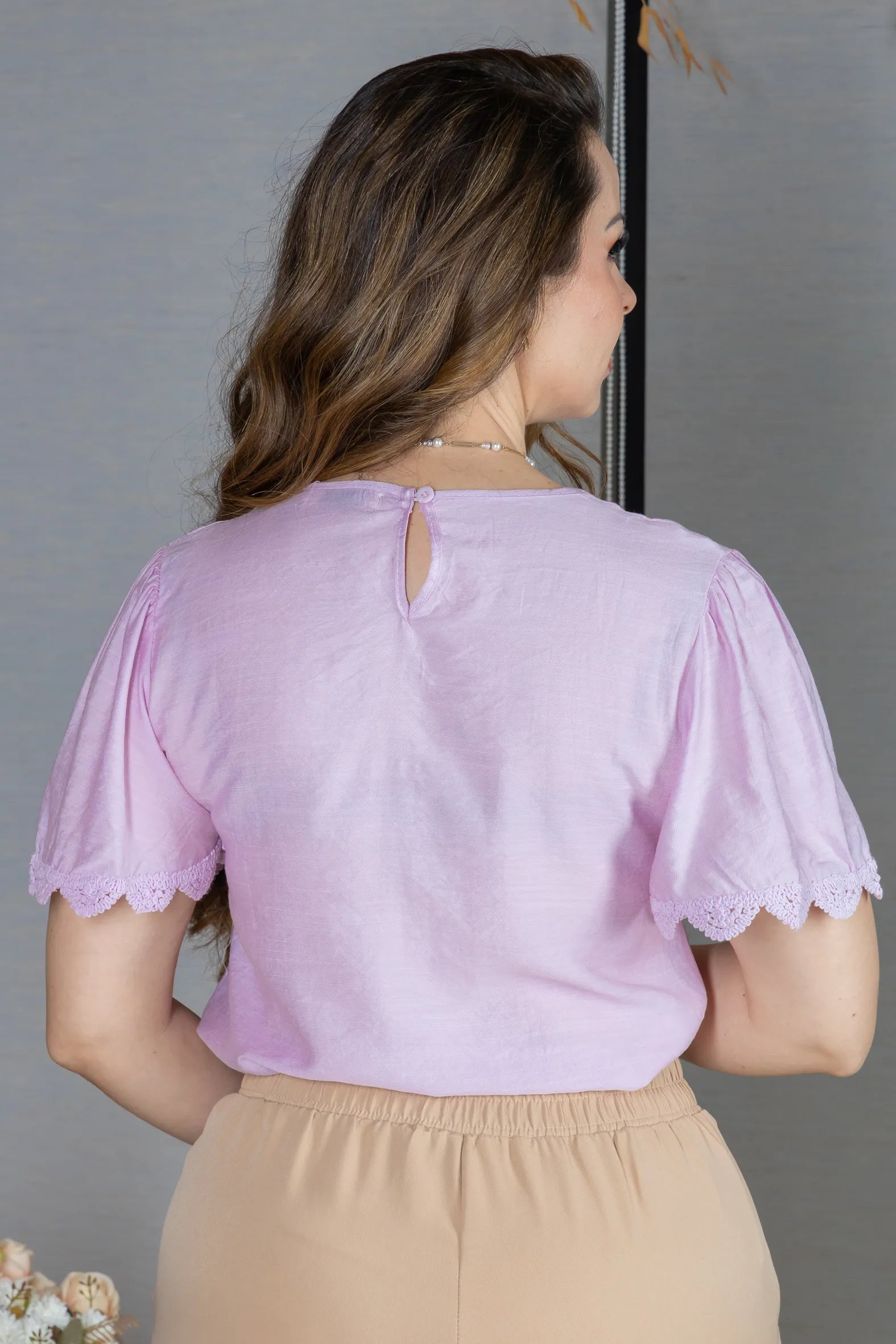 Blusa Manga Curta com Detalhes Bordados em Visco Soft Wanda Rosa