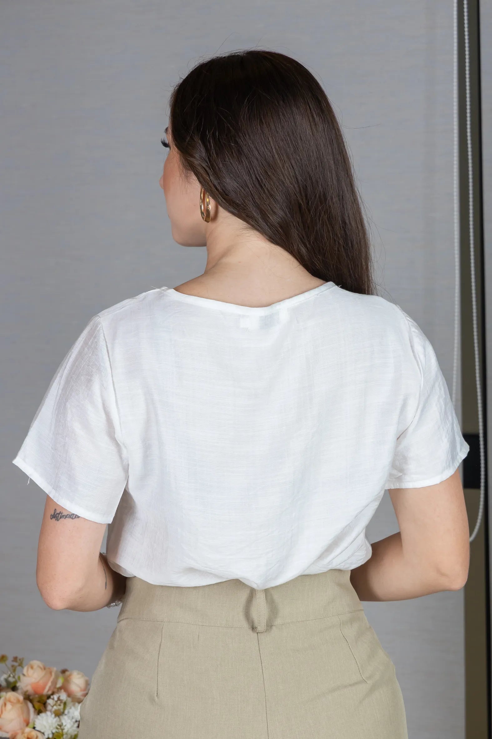 Blusa Manga Curta Crepe Comfort Recortes em "V" com Pedraria Sandra Branca