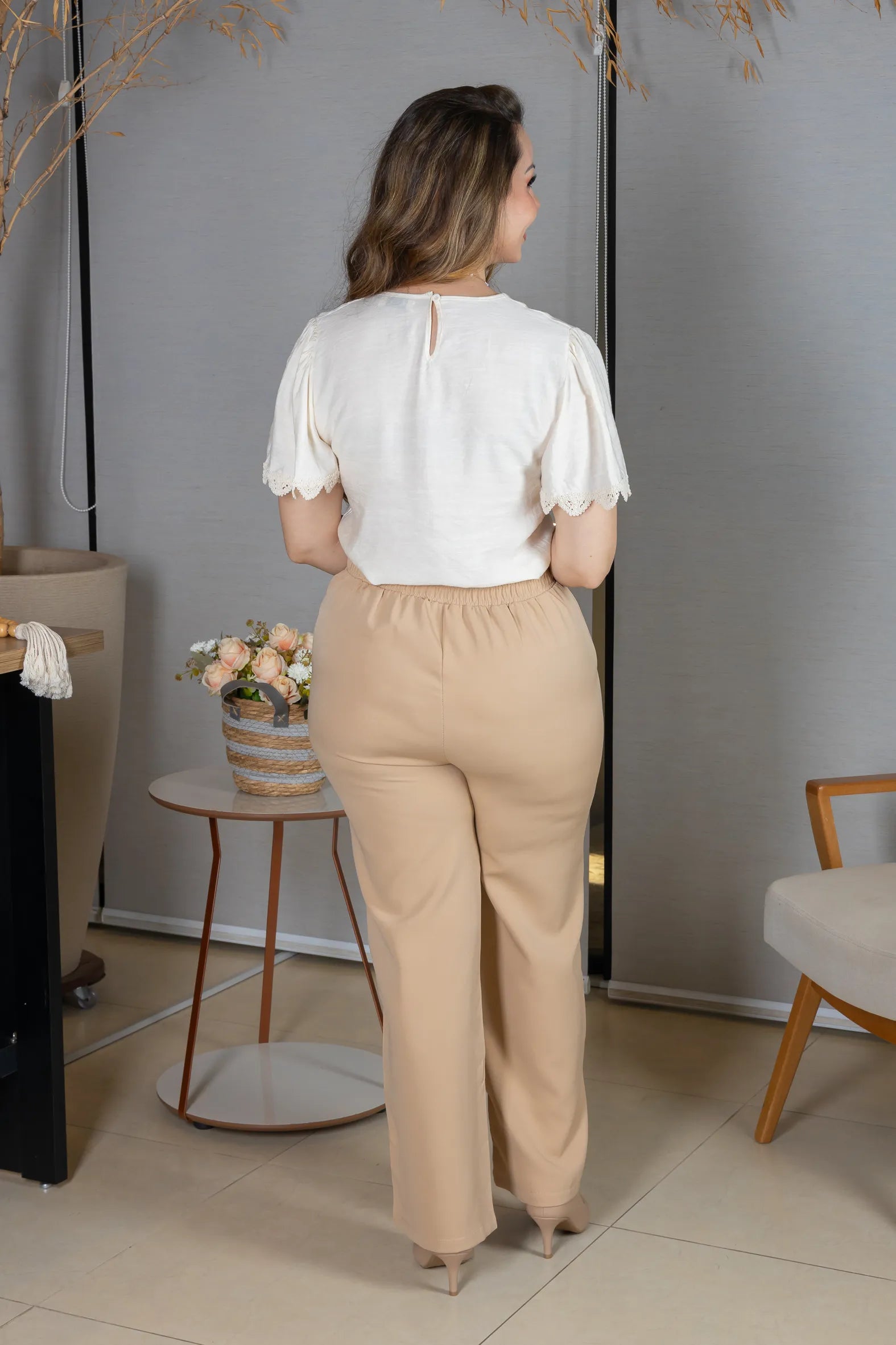 Blusa Manga Curta com Detalhes Bordados em Visco Soft Wanda Creme