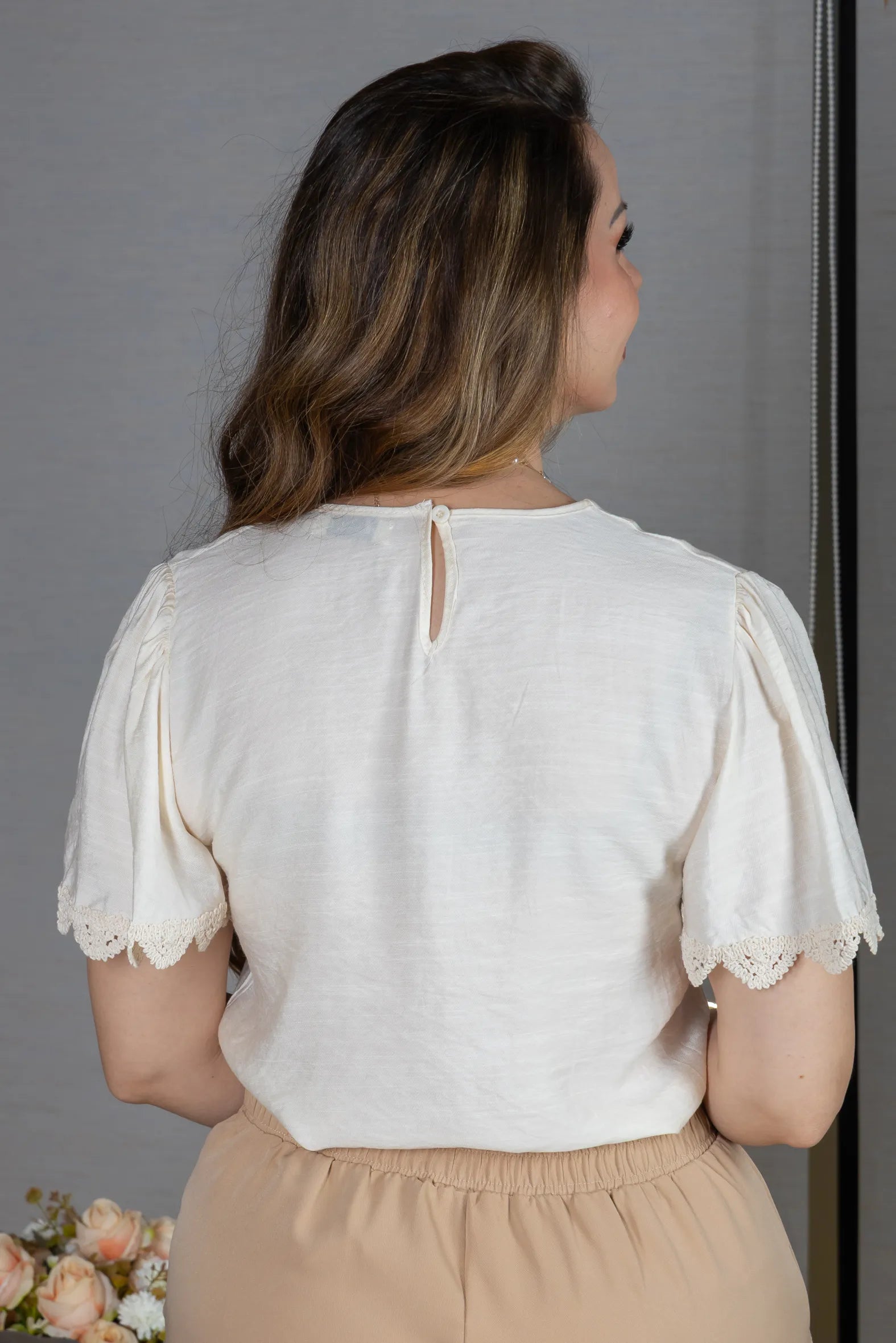 Blusa Manga Curta com Detalhes Bordados em Visco Soft Wanda Creme
