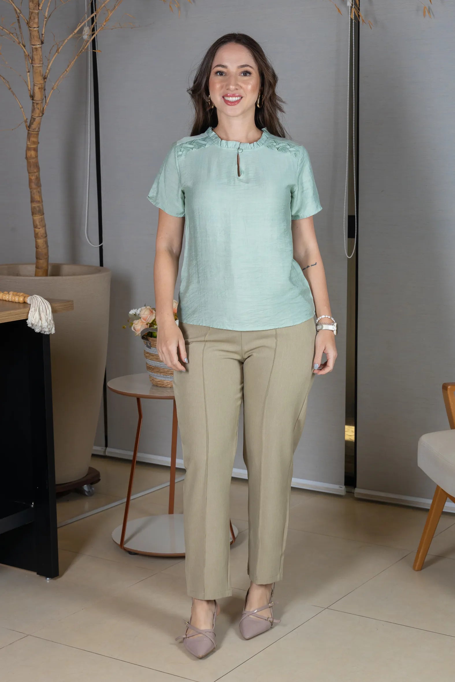 Blusa Manga Curta Crepe Comfort com Pregas e Botão no Colo Alice Verde