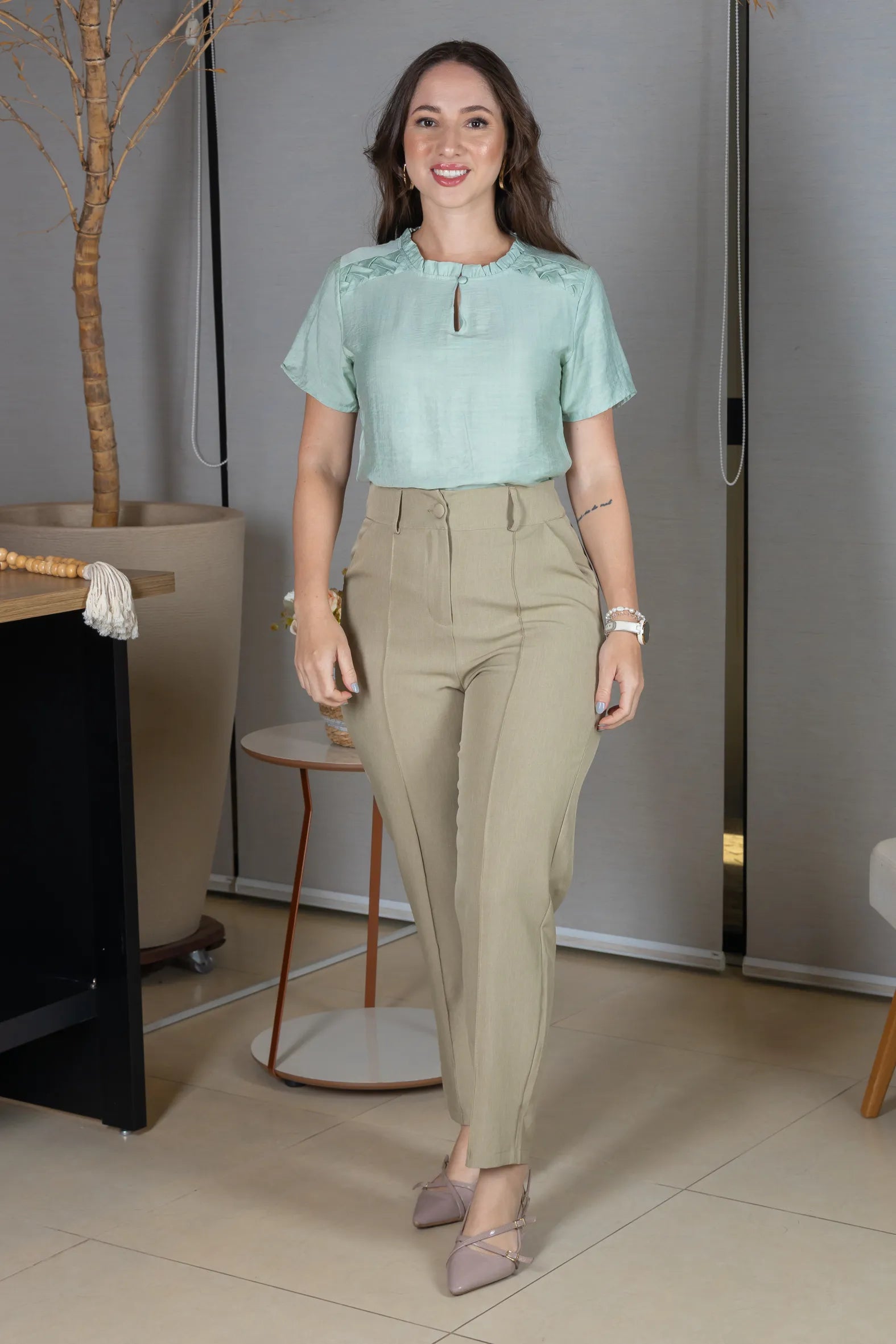 Blusa Manga Curta Crepe Comfort com Pregas e Botão no Colo Alice Verde