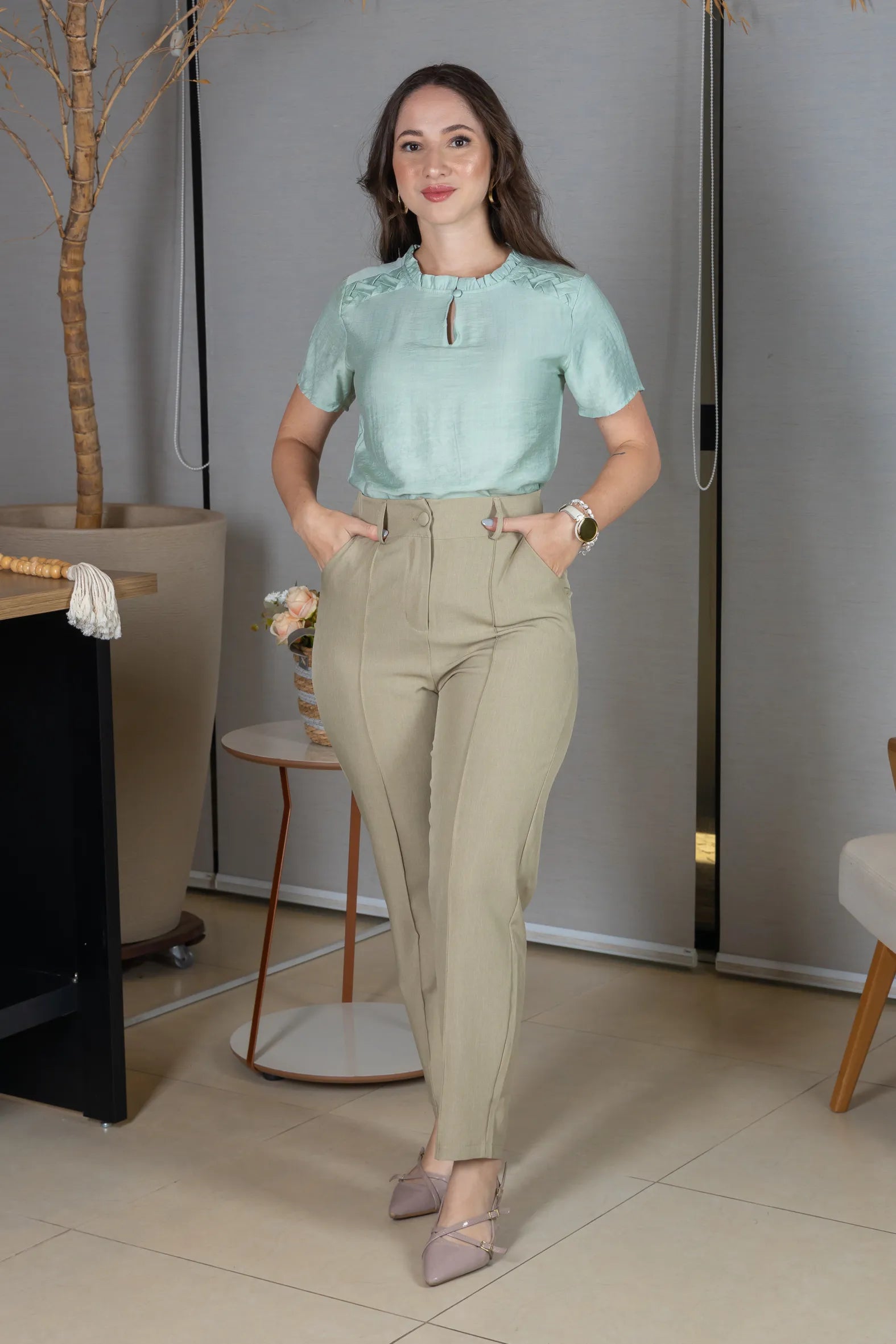 Blusa Manga Curta Crepe Comfort com Pregas e Botão no Colo Alice Verde