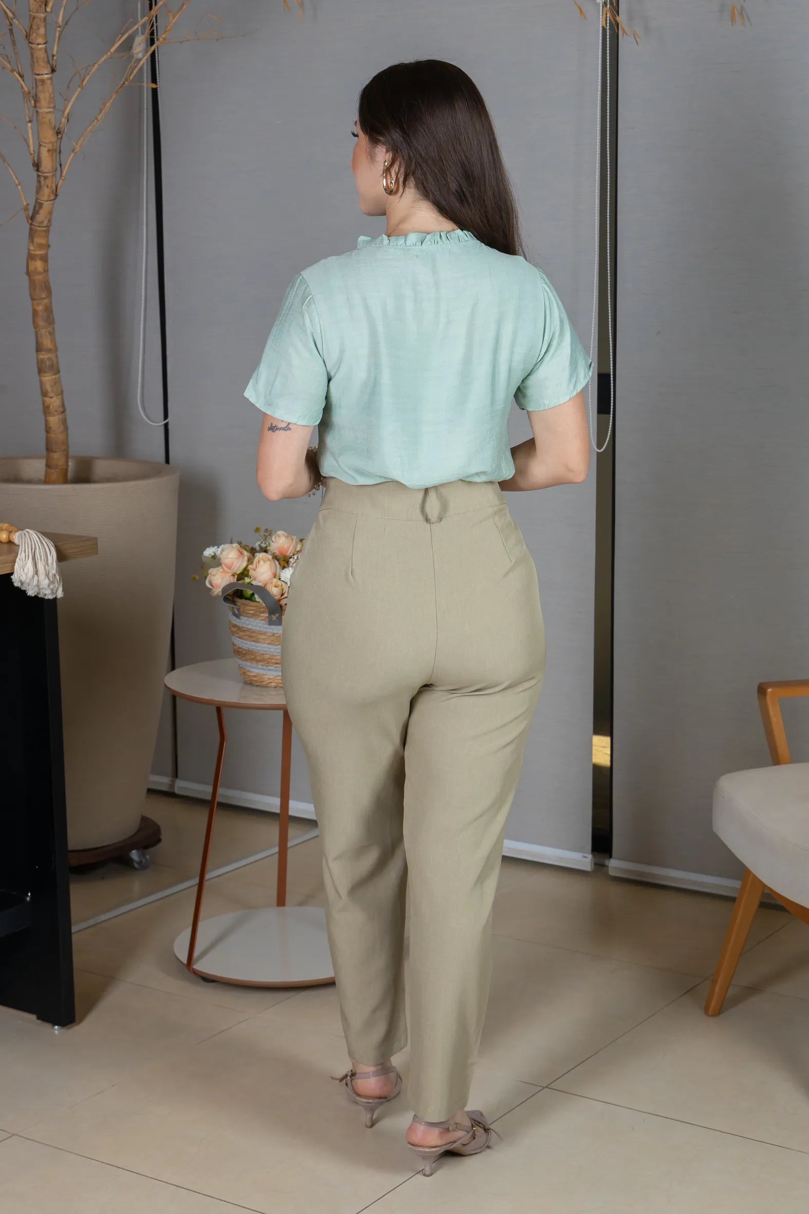 Blusa Manga Curta Crepe Comfort com Pregas e Botão no Colo Alice Verde
