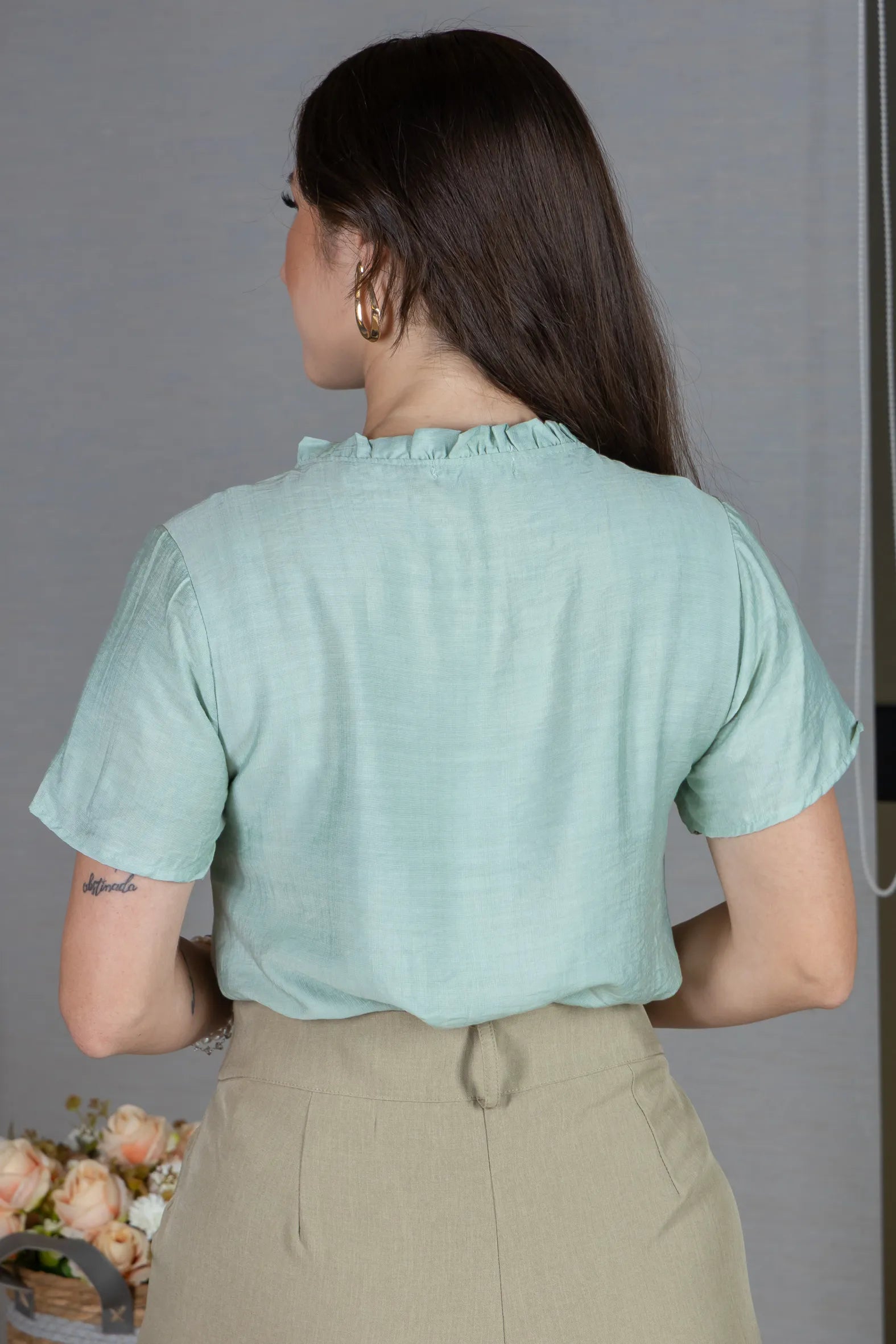 Blusa Manga Curta Crepe Comfort com Pregas e Botão no Colo Alice Verde