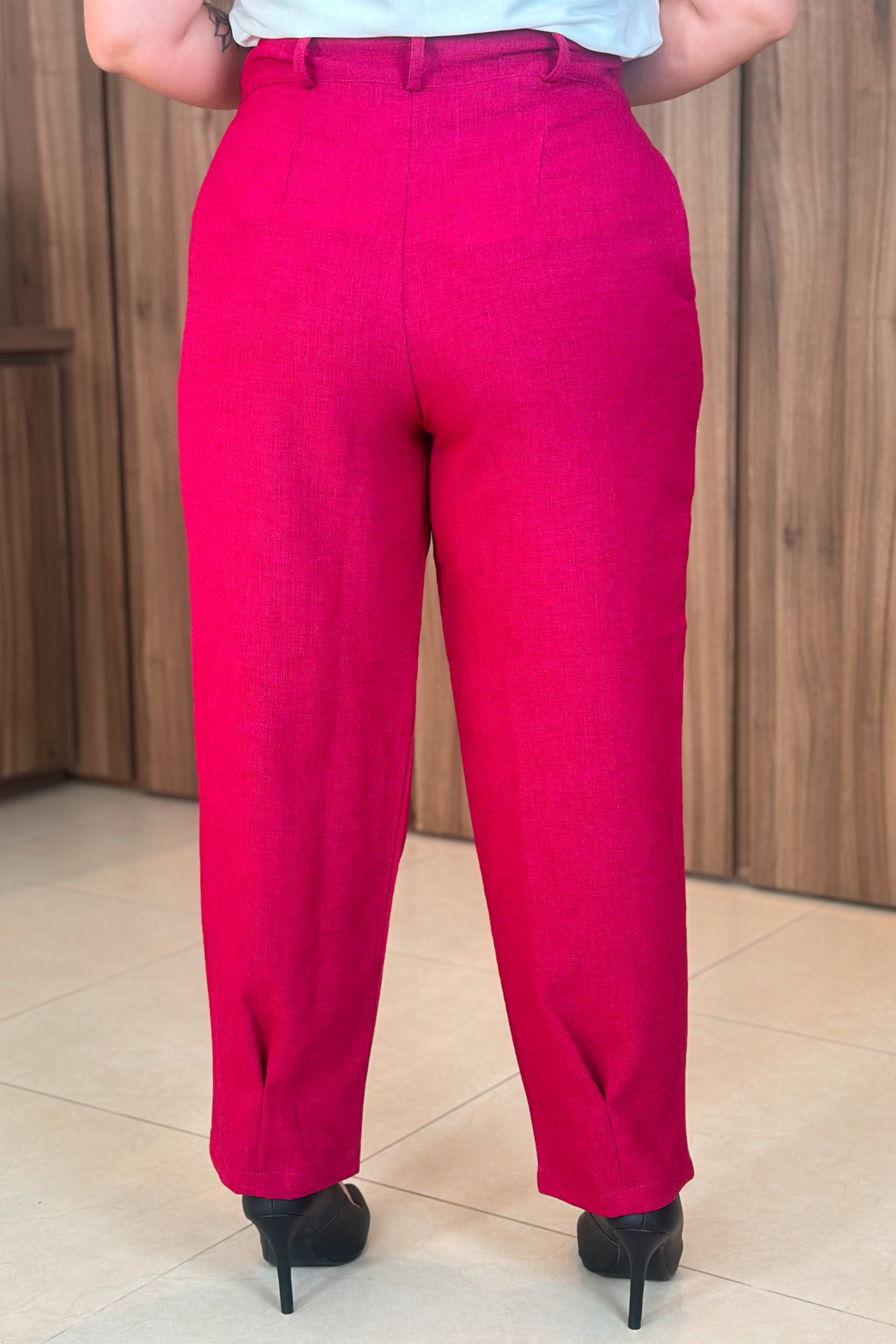 Calça Boyfriend Pregas Barra Luiza Fúcsia