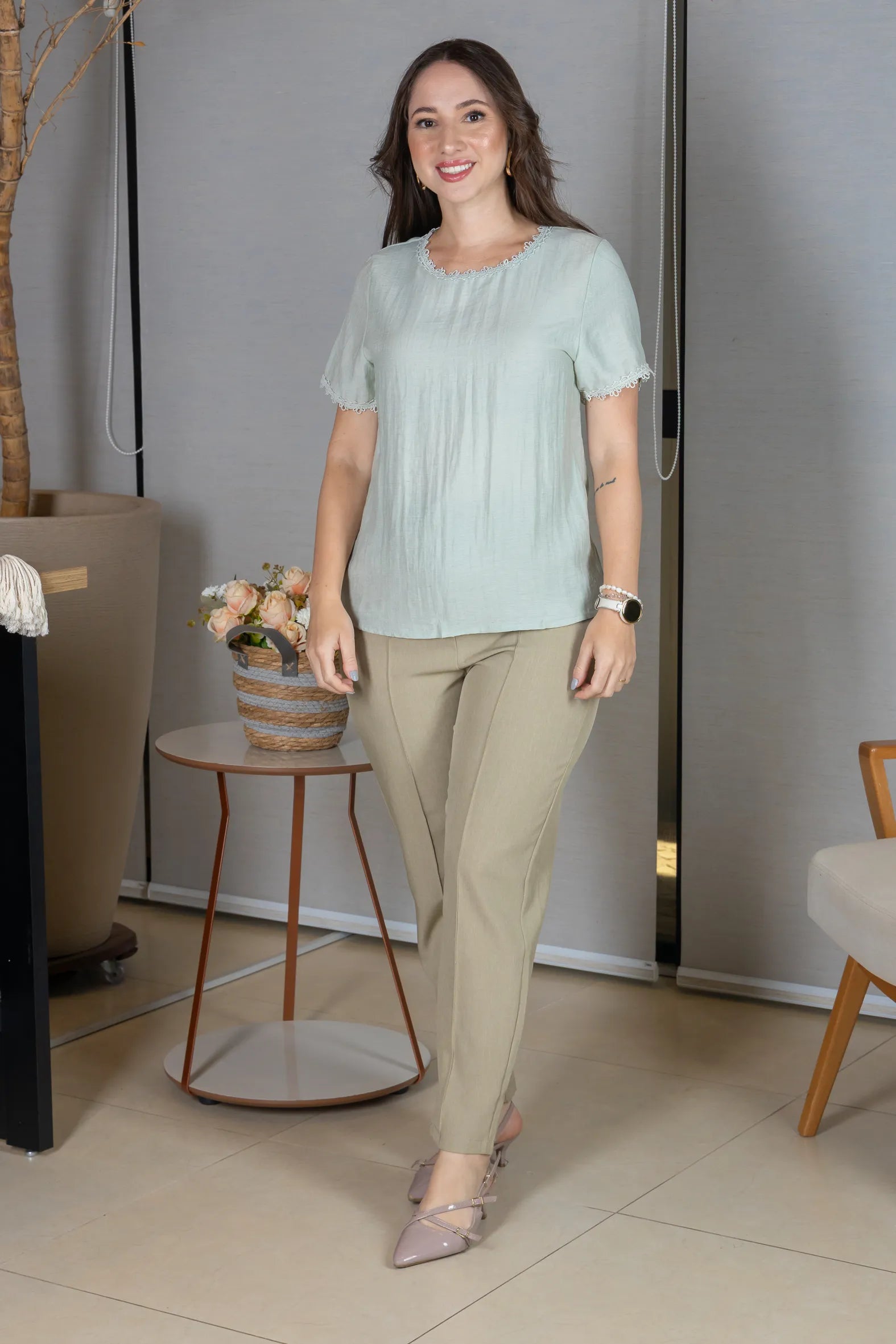 Blusa Manga Curta em Visco Eco Blend com Detalhes Bordados Leila Verde