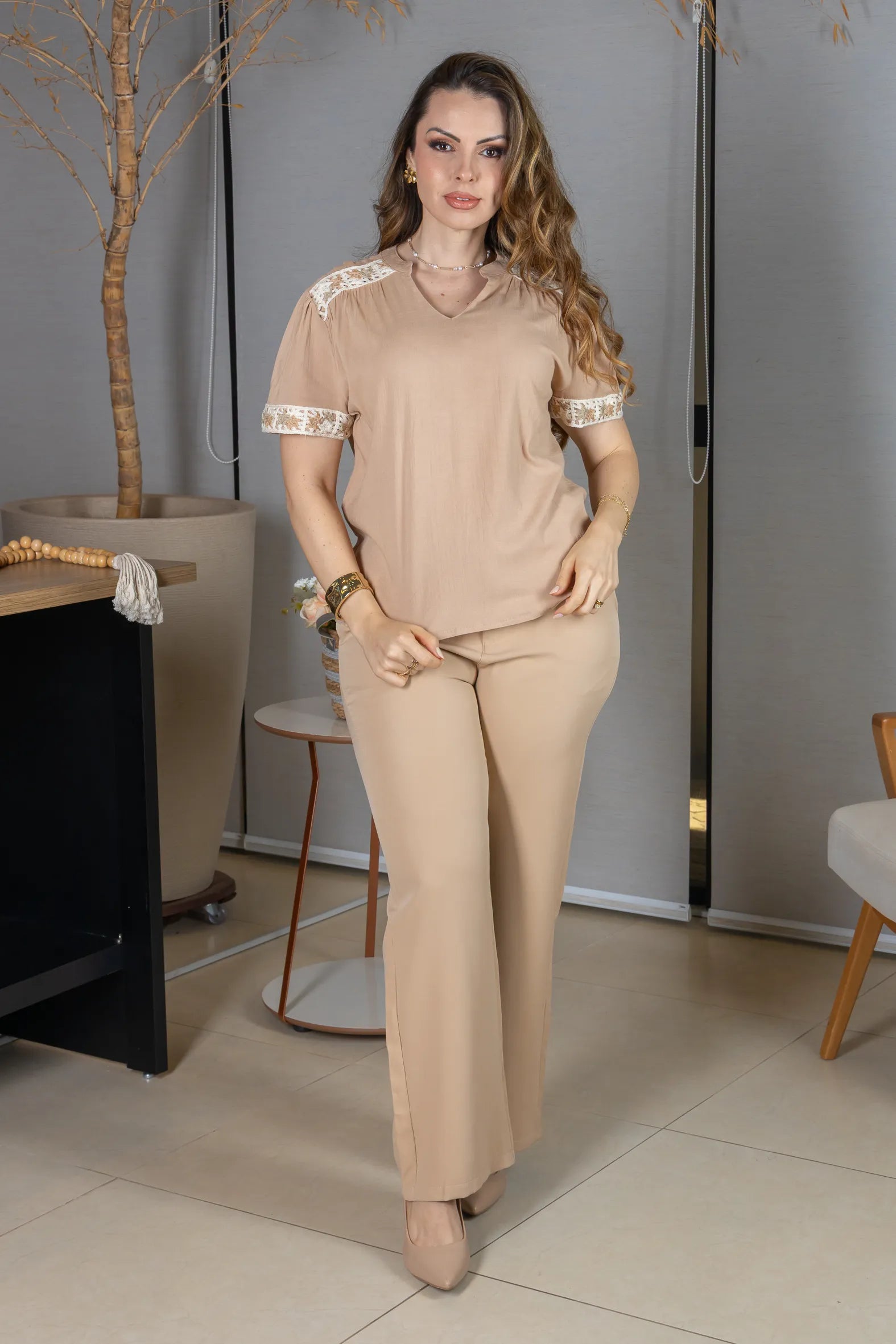 Blusa Manga Curta Decote em "V" Visco Linen com Detalhes Bordados Beatrice Bege