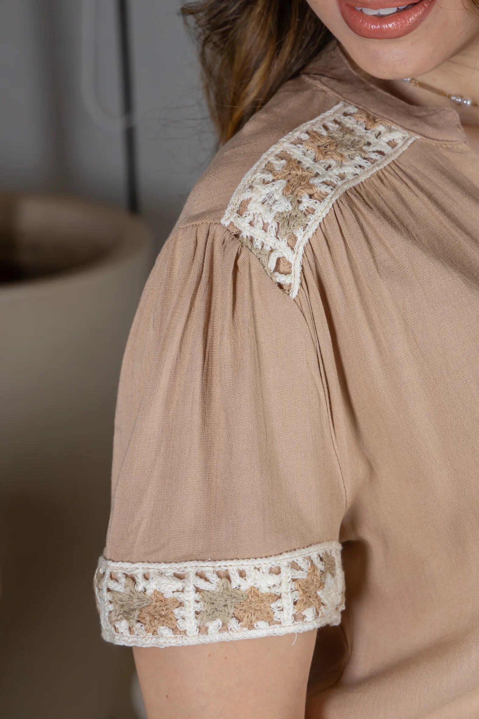 Blusa Manga Curta Decote em "V" Visco Linen com Detalhes Bordados Beatrice Bege