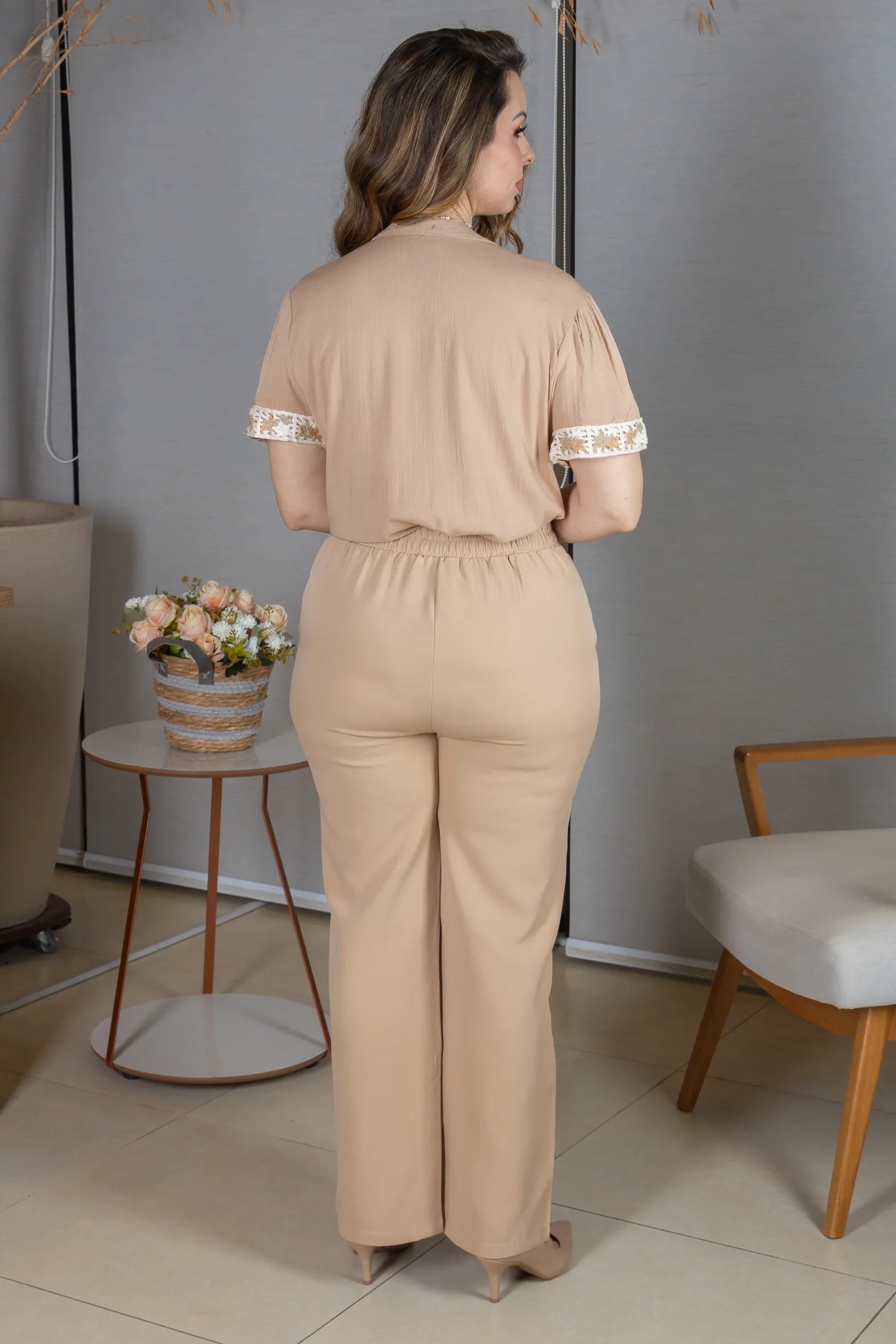 Blusa Manga Curta Decote em "V" Visco Linen com Detalhes Bordados Beatrice Bege