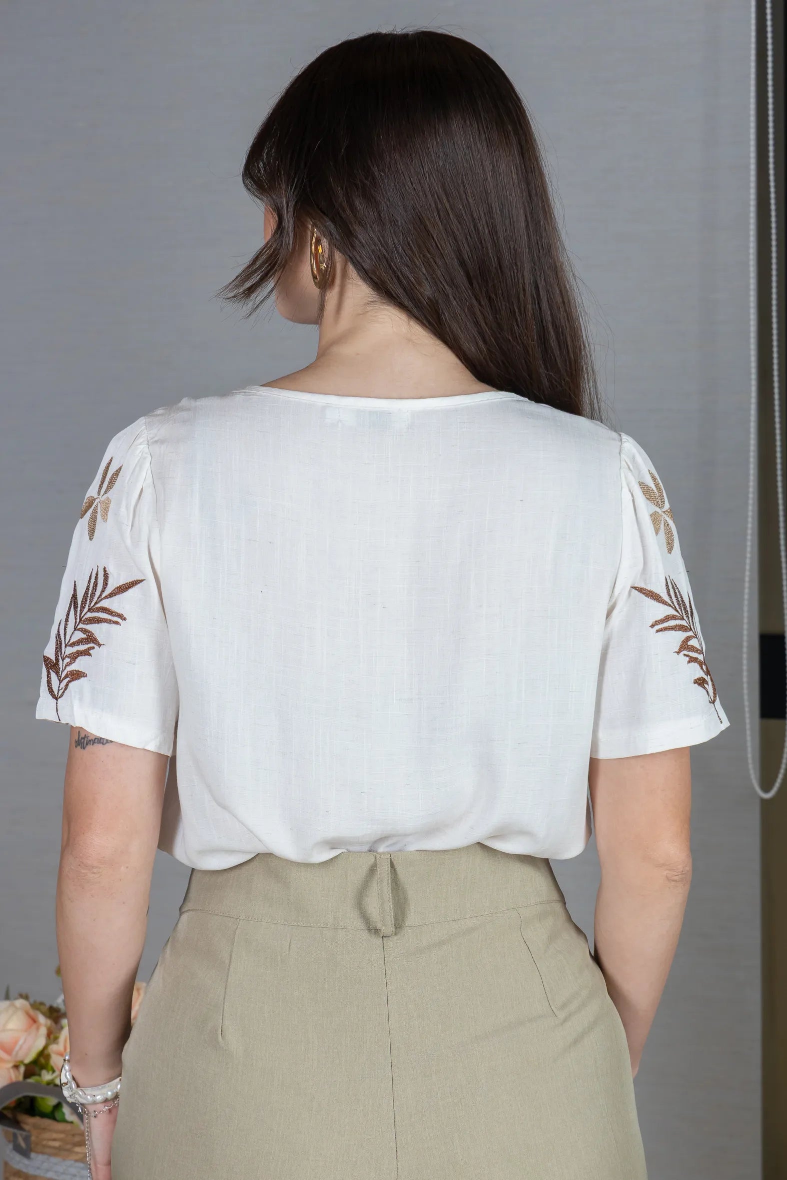 Blusa Manga Curta em Visco-Linho com Detalhes Bordados Flora Off White
