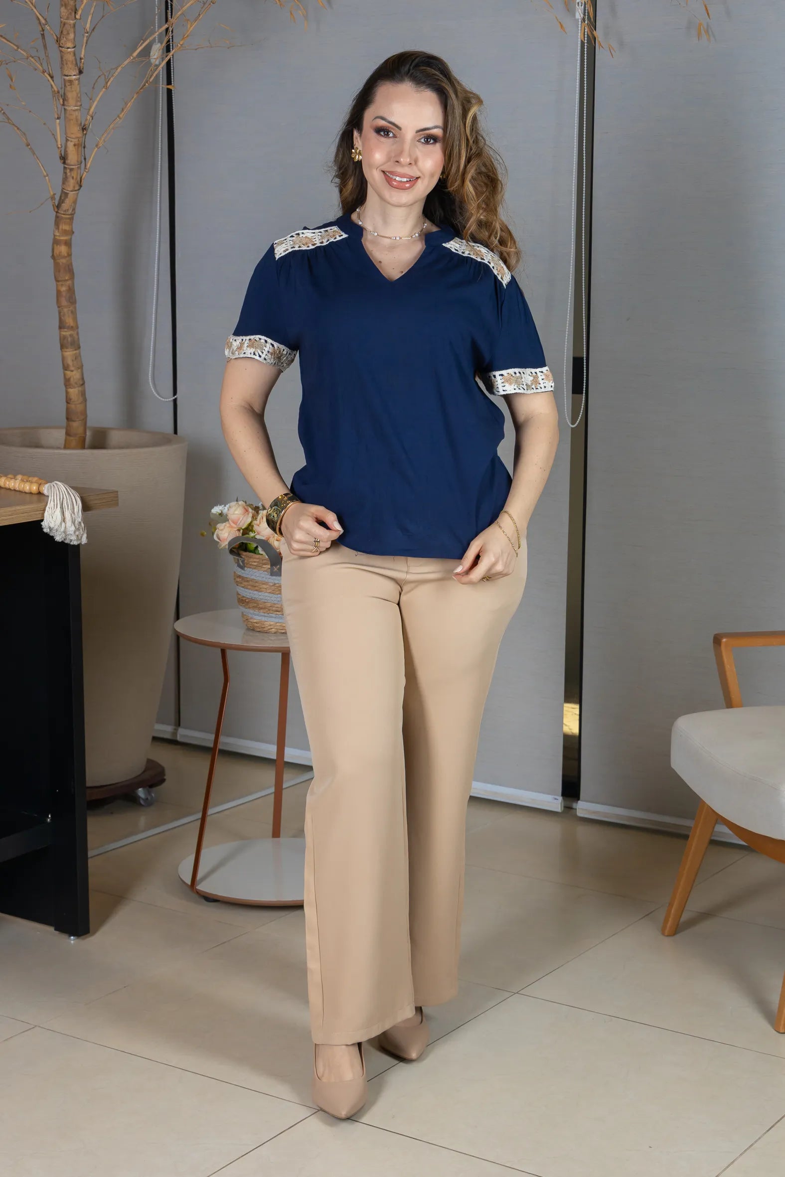 Blusa Manga Curta Decote em "V" Visco Linen com Detalhes Bordados Beatrice Azul Marinho