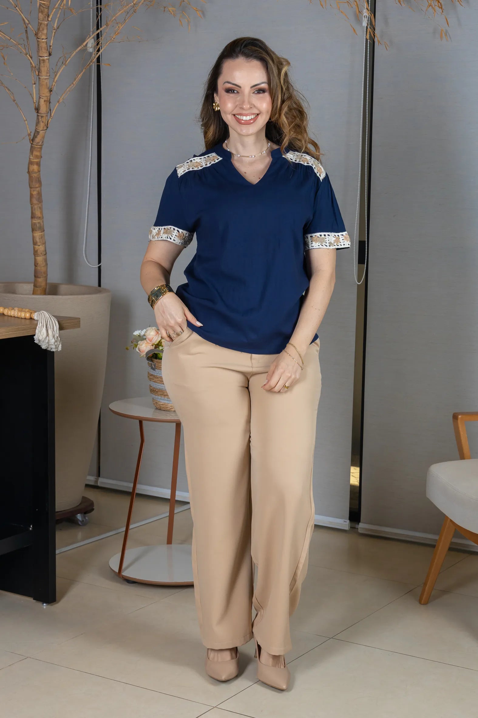 Blusa Manga Curta Decote em "V" Visco Linen com Detalhes Bordados Beatrice Azul Marinho