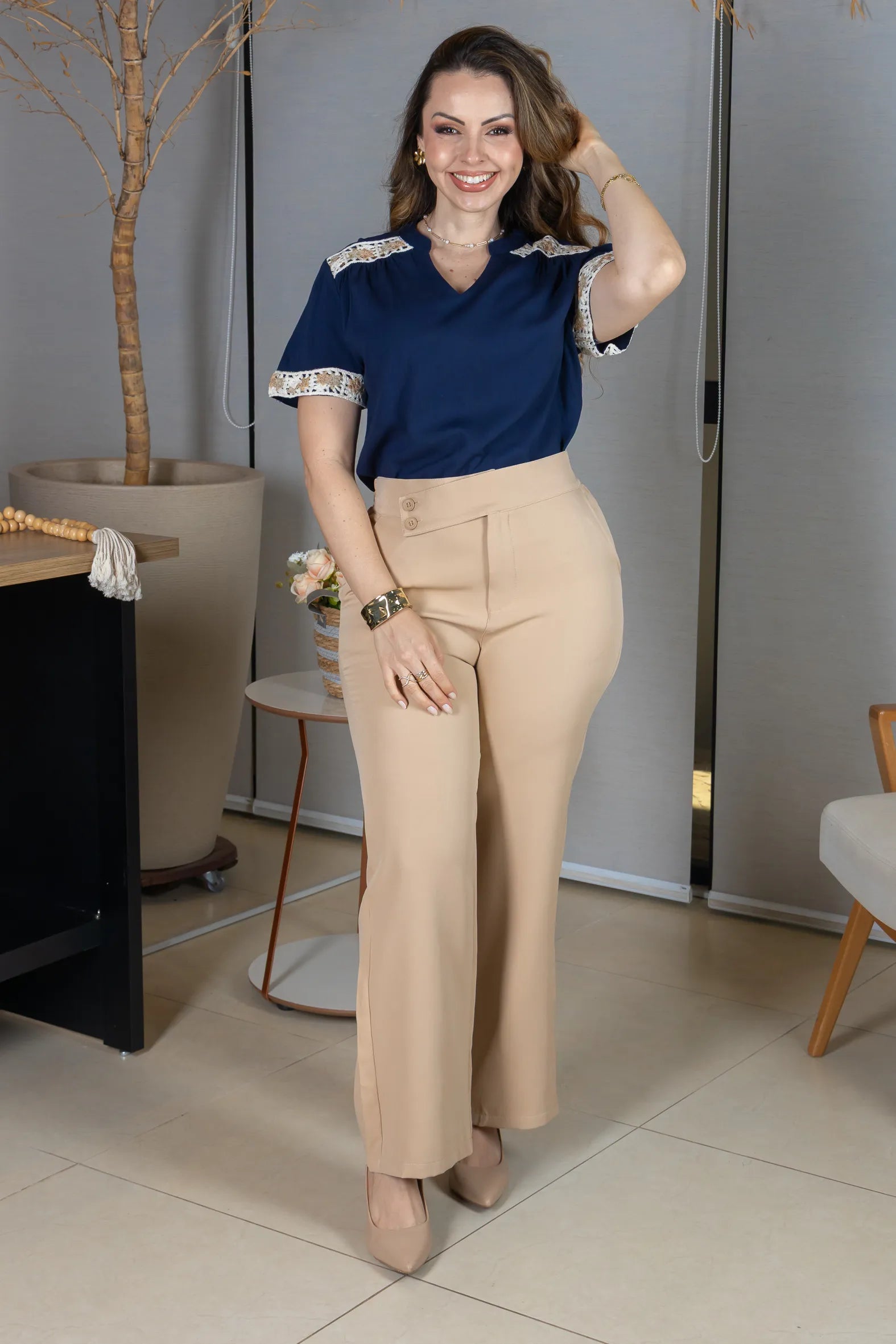 Blusa Manga Curta Decote em "V" Visco Linen com Detalhes Bordados Beatrice Azul Marinho