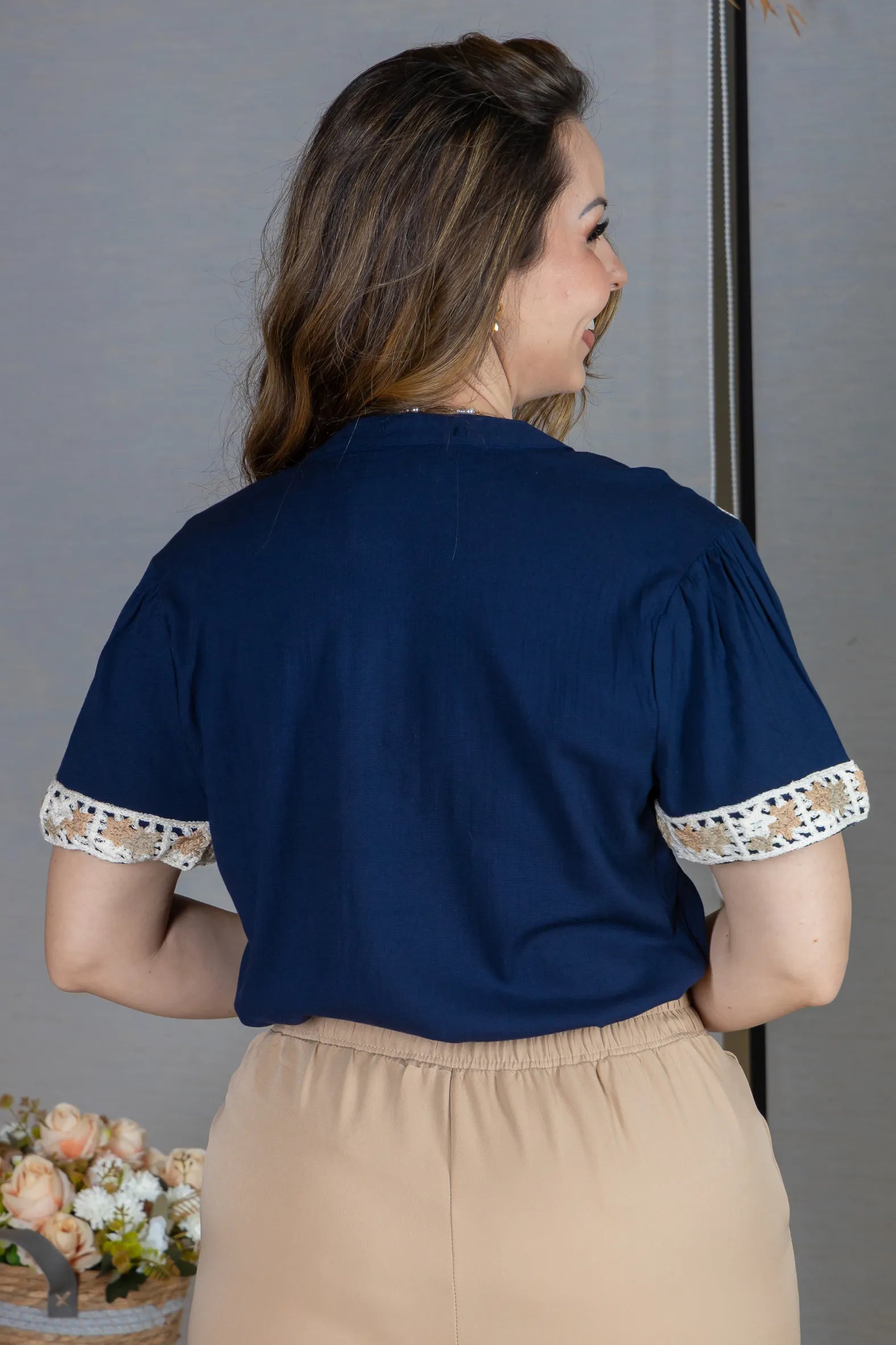 Blusa Manga Curta Decote em "V" Visco Linen com Detalhes Bordados Beatrice Azul Marinho