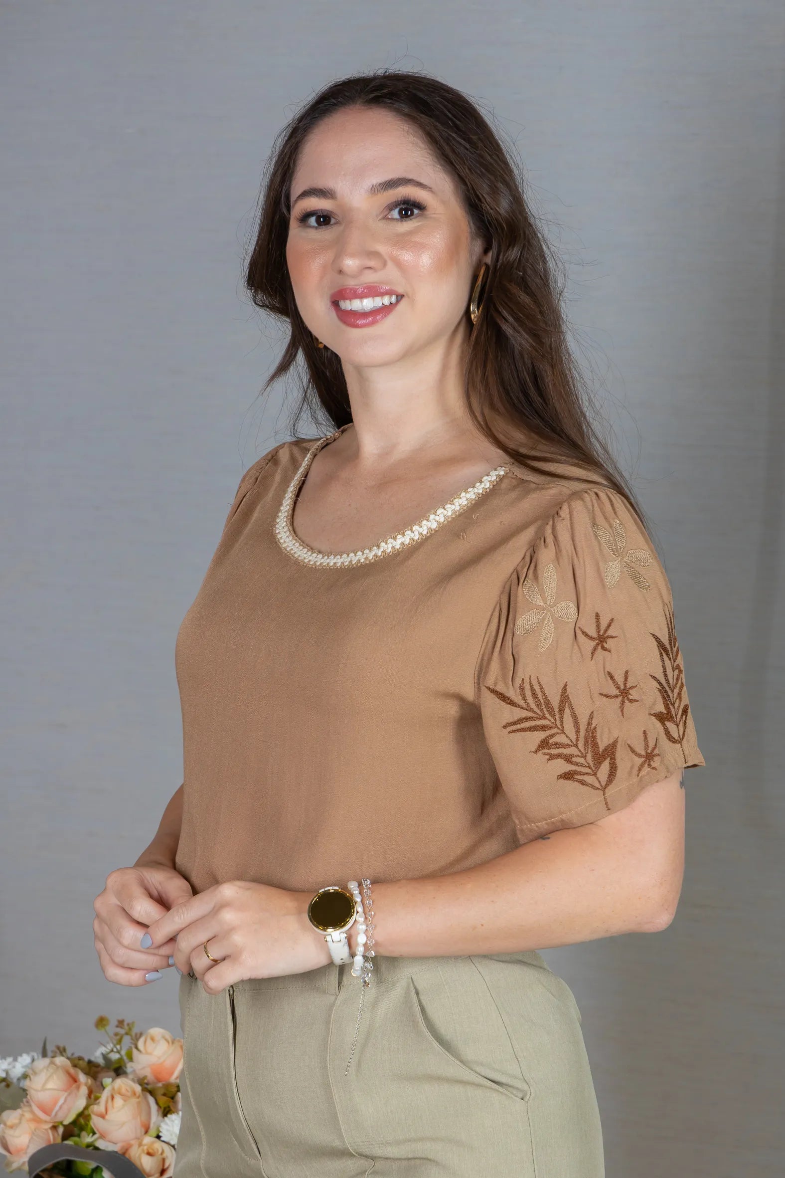 Blusa Manga Curta em Visco-Linho com Detalhes Bordados Flora Marrom