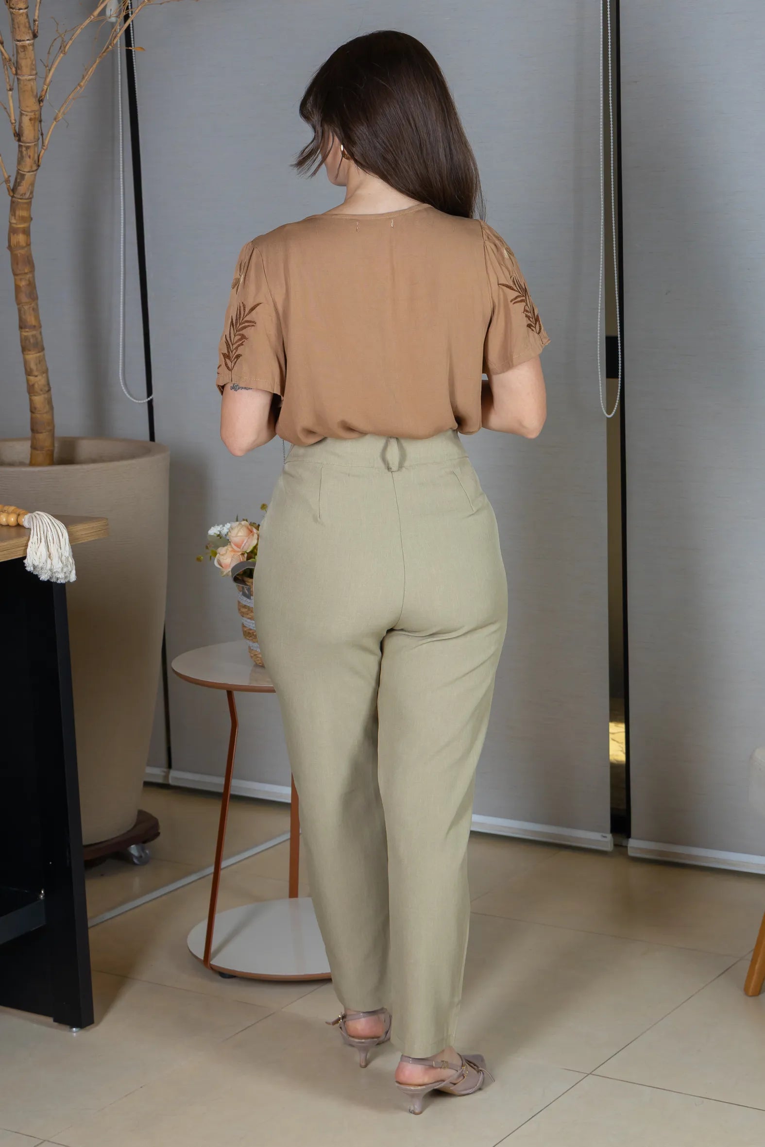 Blusa Manga Curta em Visco-Linho com Detalhes Bordados Flora Marrom