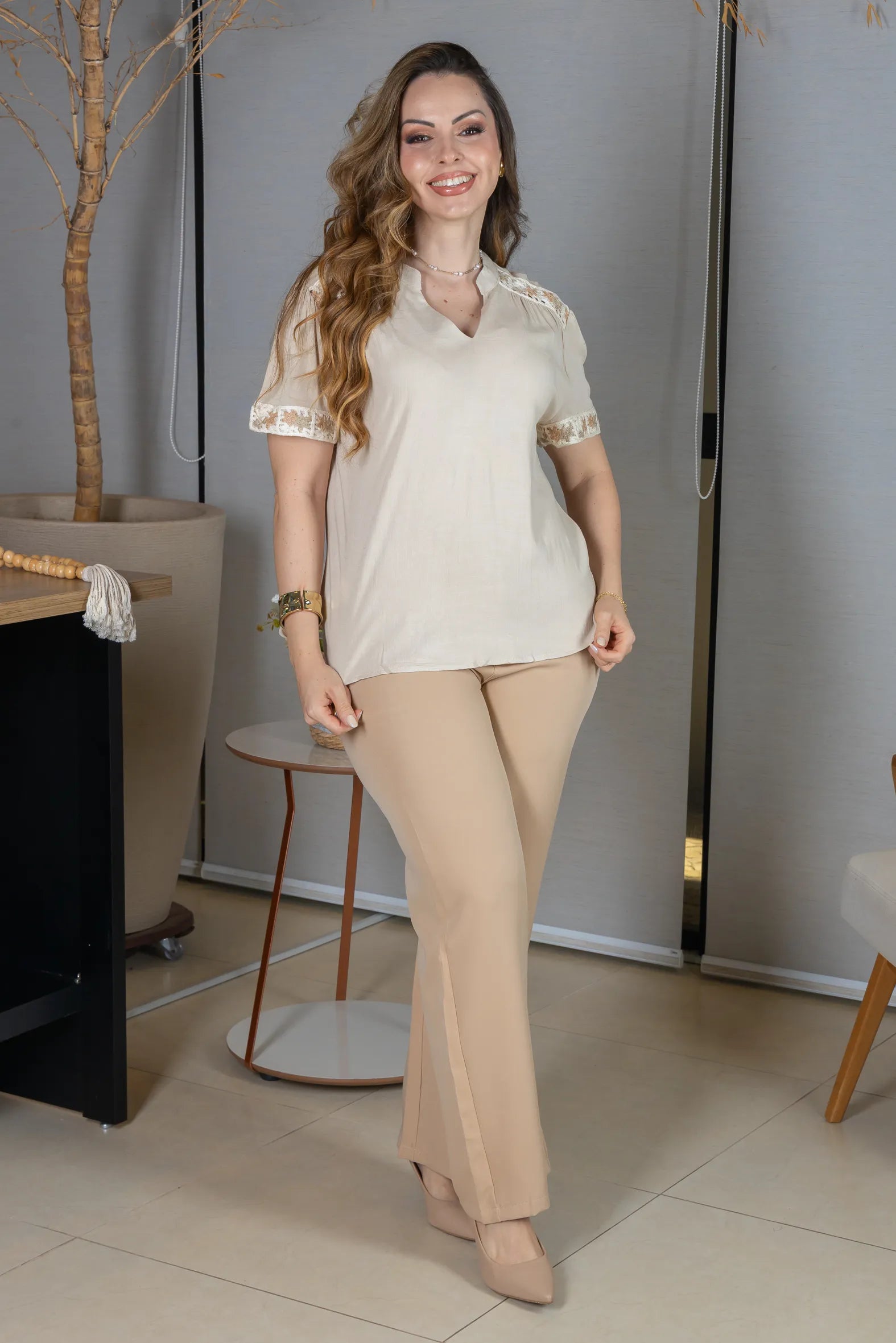 Blusa Manga Curta Decote em "V" Visco Linen com Detalhes Bordados Beatrice Areia
