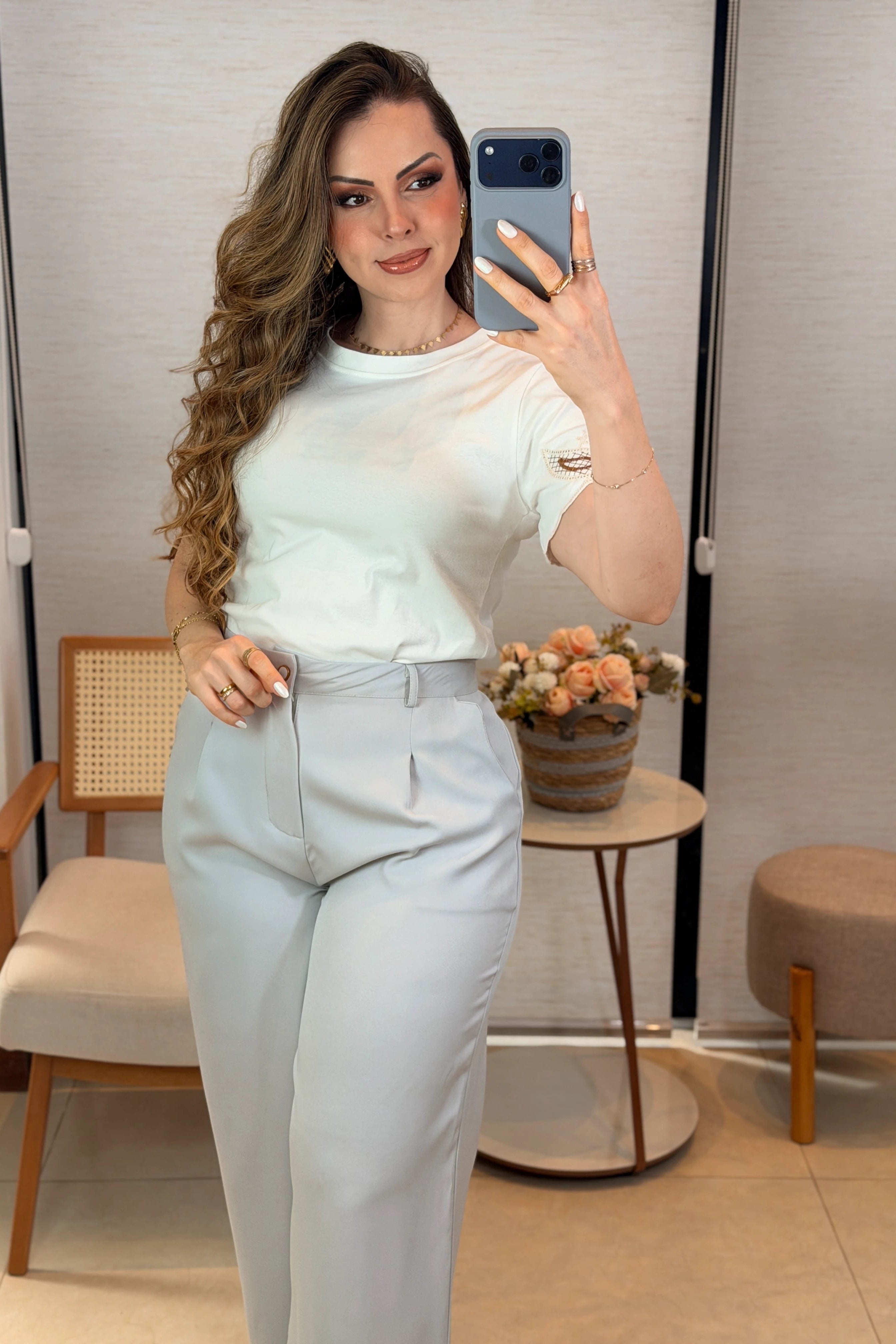 Conjunto: Blusa Manga Curta com Detalhe Bordado Vazado em Cotton Lycra Monique Branca + Calça Corte Reto em Alfaiataria com Botão Encapado e Bolso Assimétrico Yara Cinza