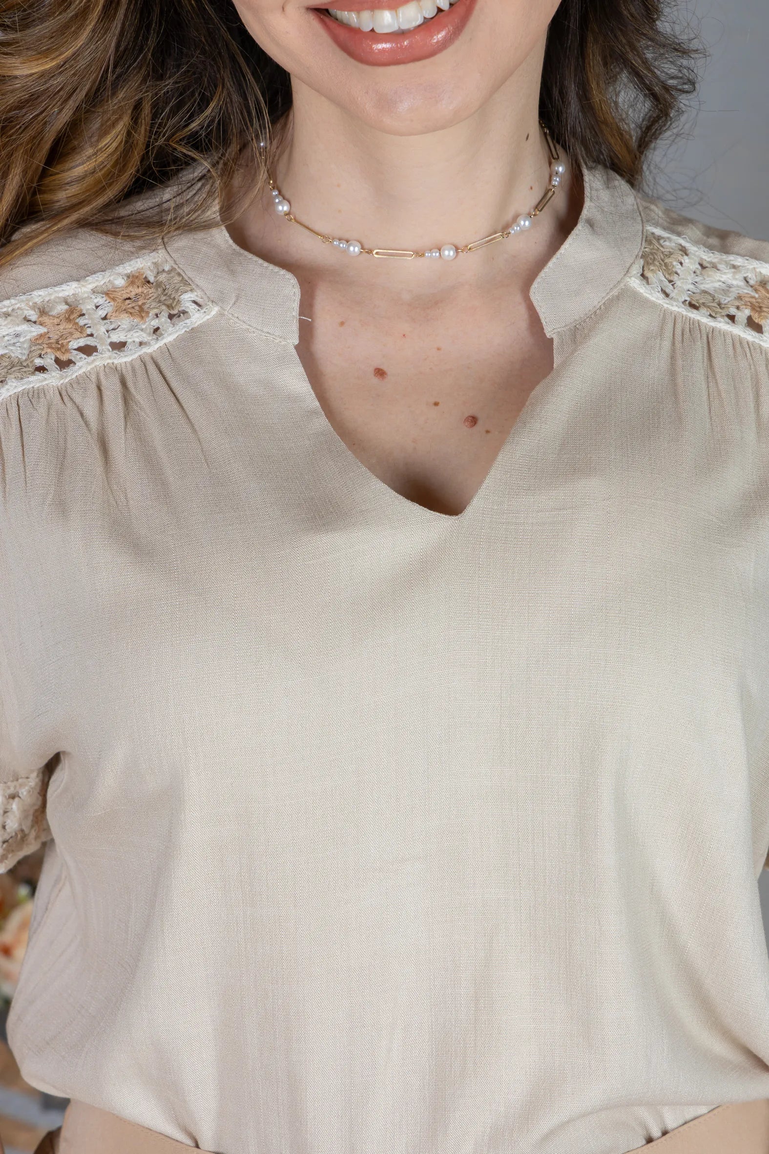 Blusa Manga Curta Decote em "V" Visco Linen com Detalhes Bordados Beatrice Areia
