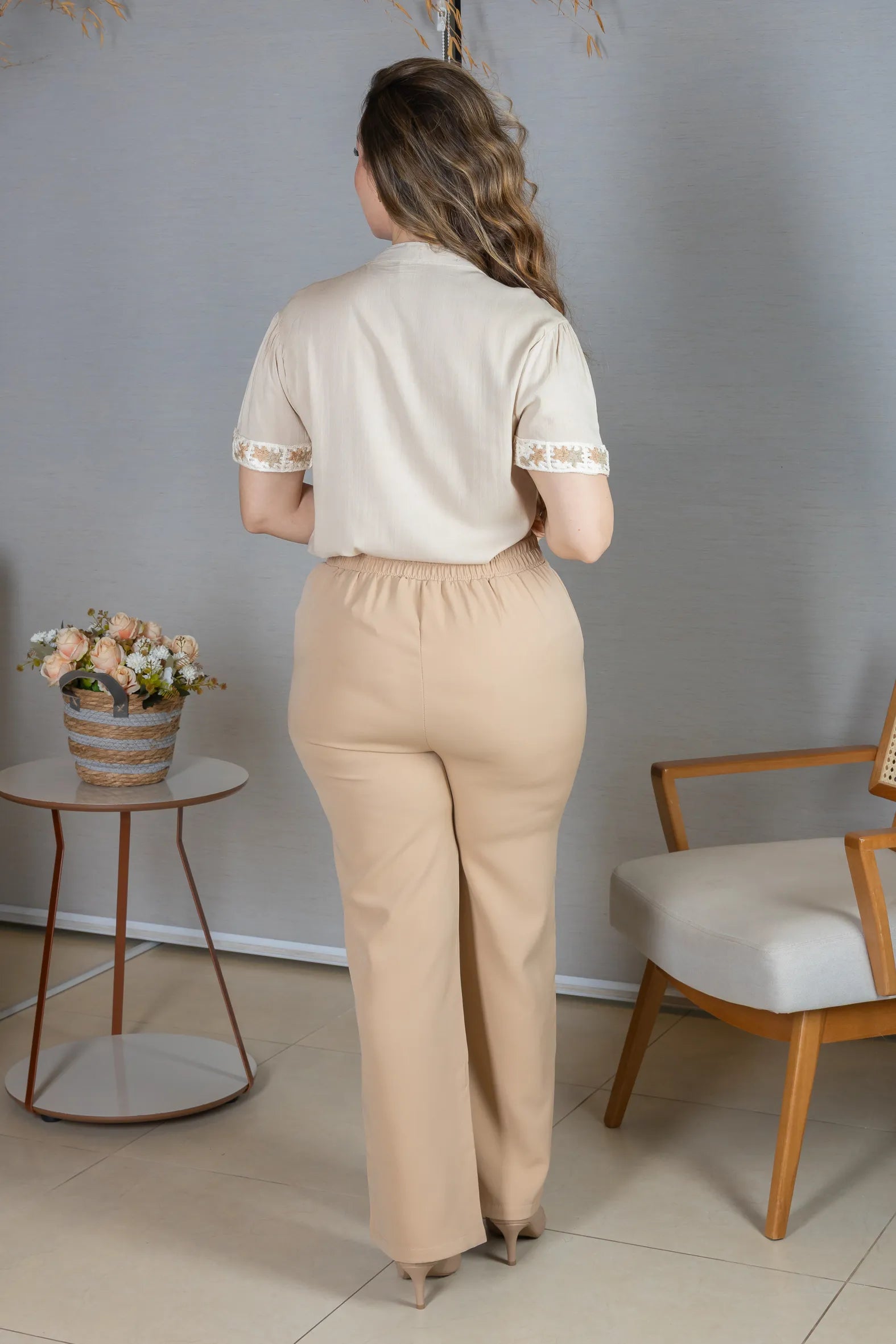 Blusa Manga Curta Decote em "V" Visco Linen com Detalhes Bordados Beatrice Areia