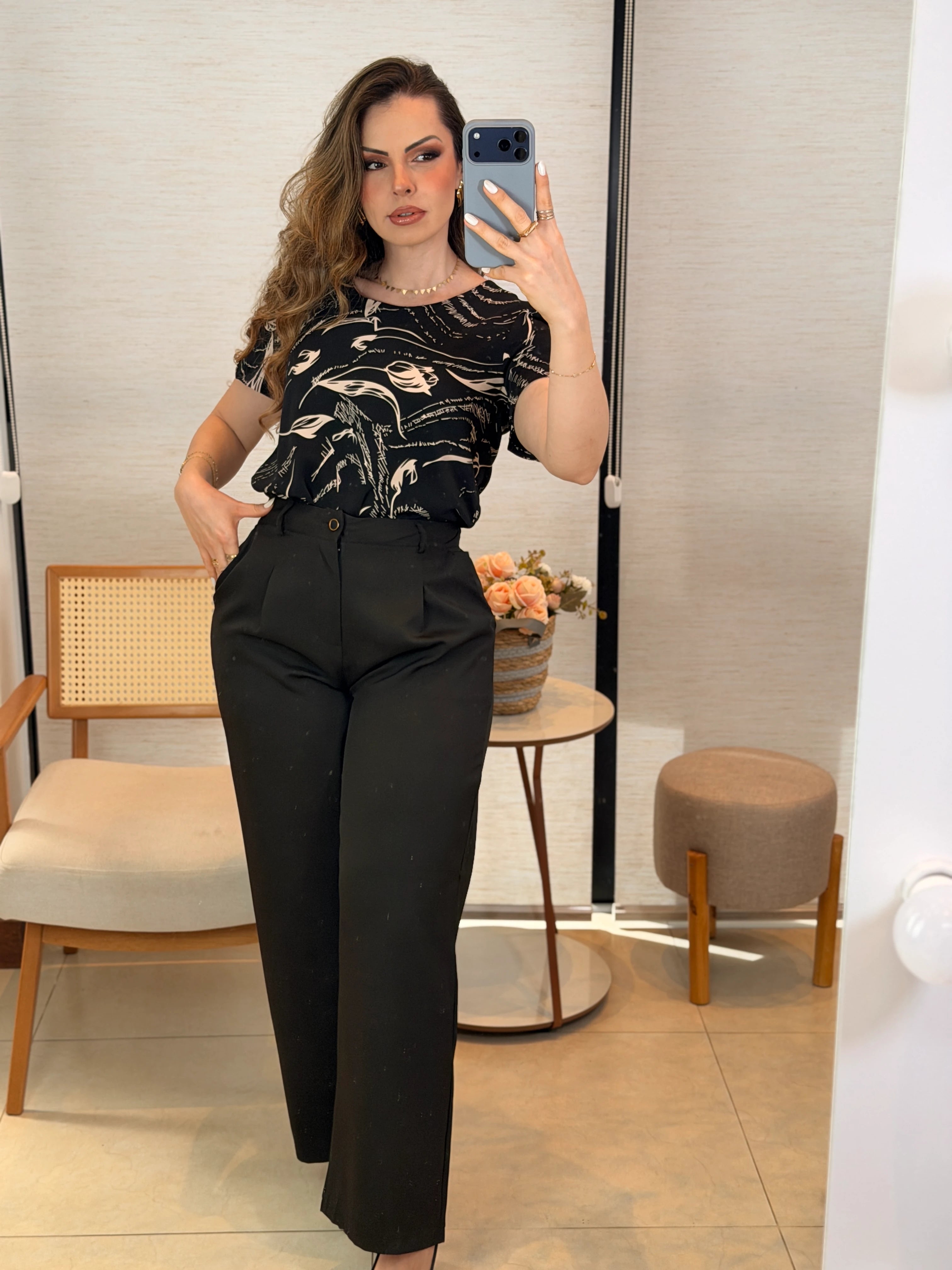 Conjunto: Blusa Manga Curta com Detalhe em Botão Crepe Classic Estampada Jade Preta + Calça Corte Reto em Alfaiataria com Botão Encapado e Bolso Assimétrico Yara Preta