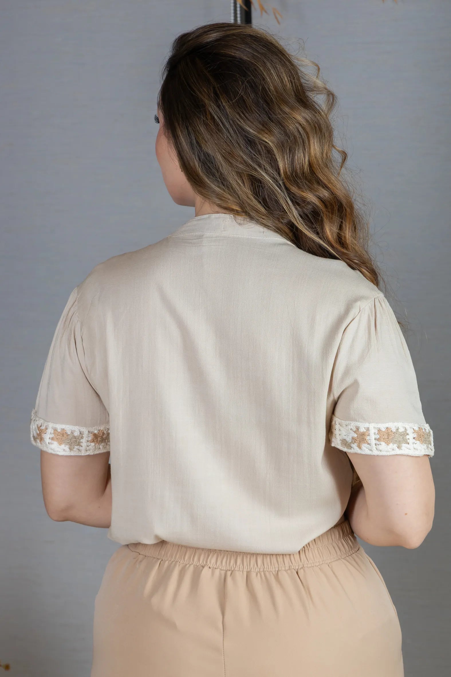 Blusa Manga Curta Decote em "V" Visco Linen com Detalhes Bordados Beatrice Areia