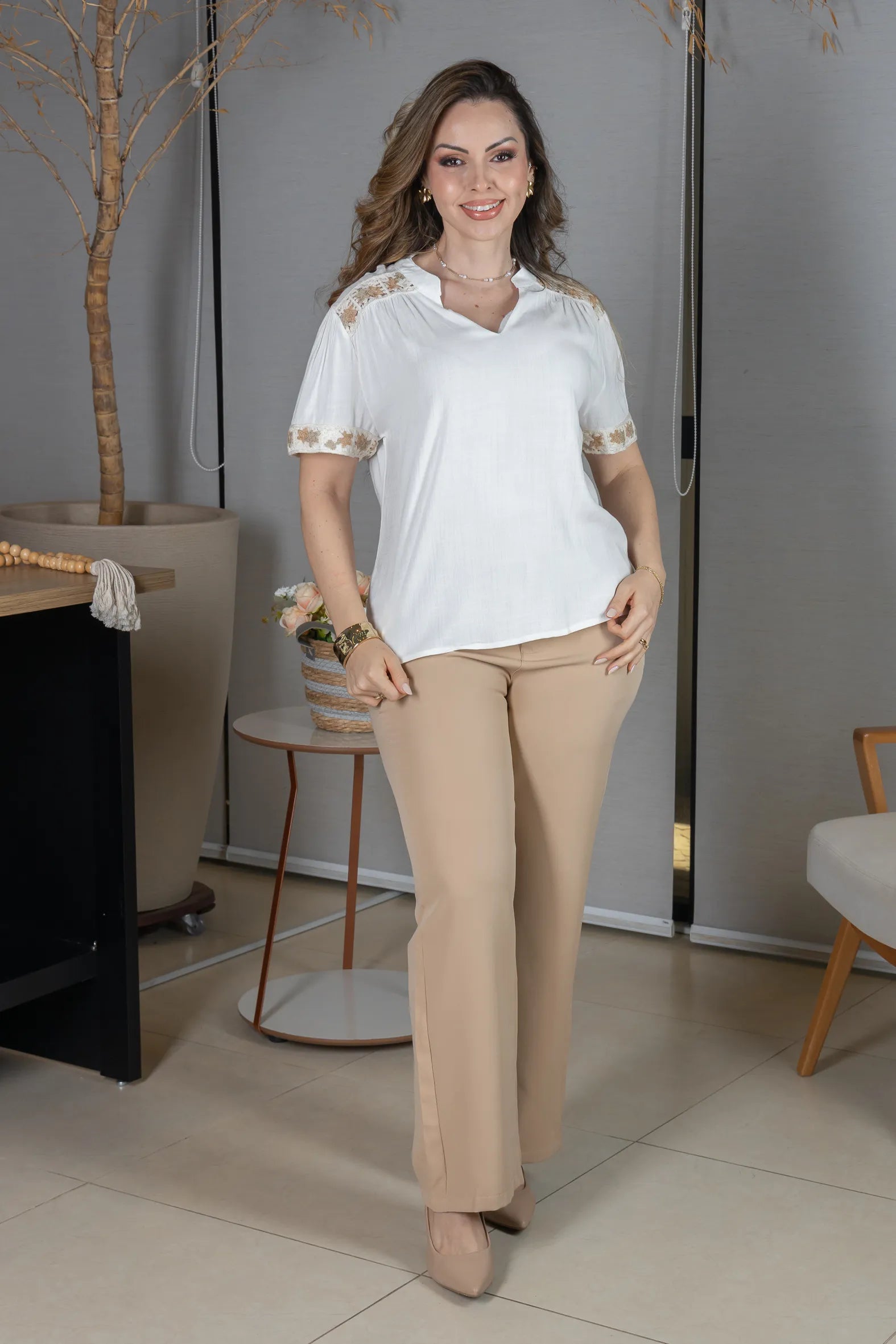 Blusa Manga Curta Decote em "V" Visco Linen com Detalhes Bordados Beatrice Branca