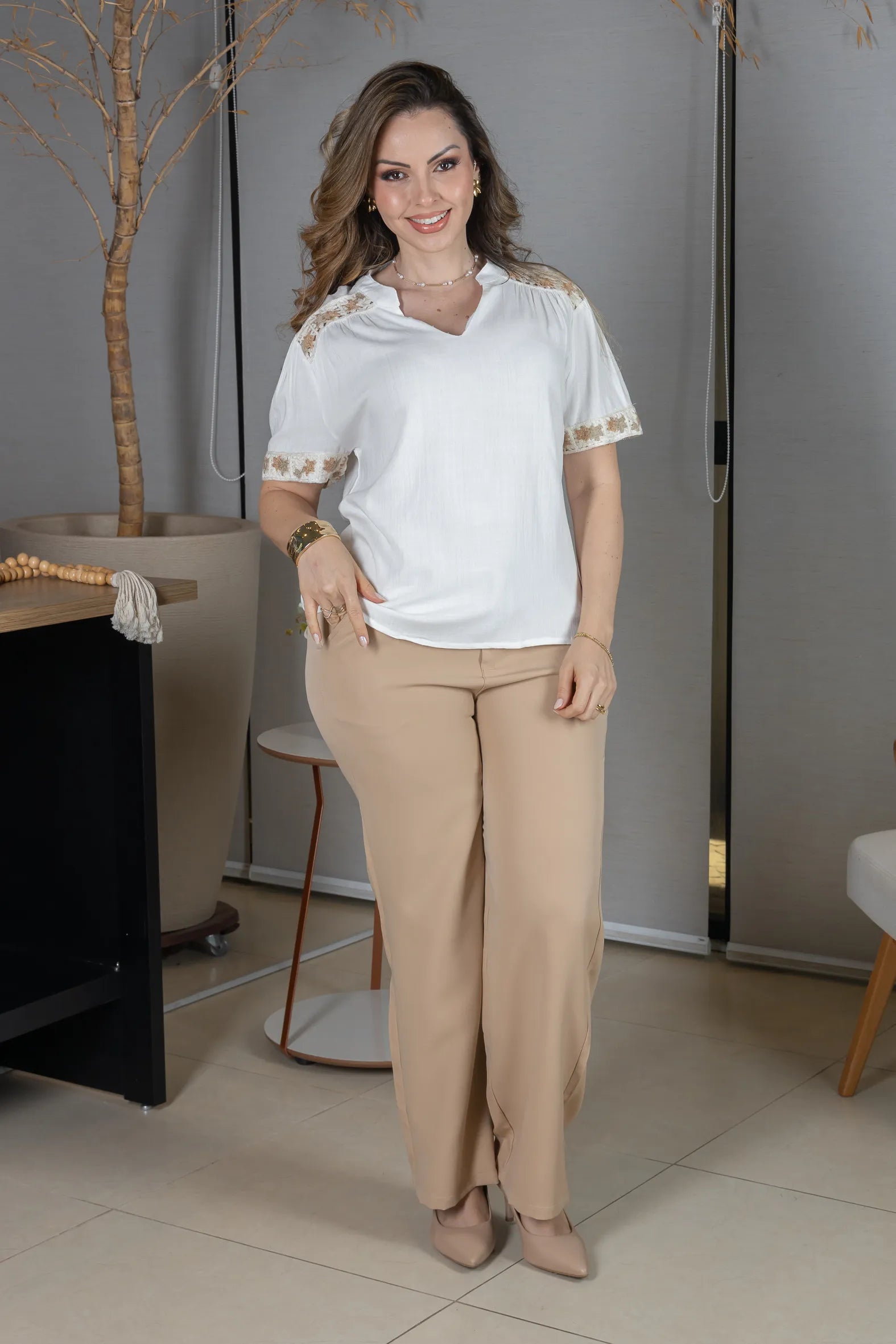 Blusa Manga Curta Decote em "V" Visco Linen com Detalhes Bordados Beatrice Branca