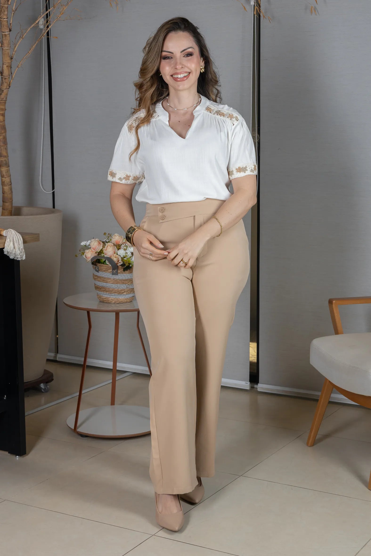 Blusa Manga Curta Decote em "V" Visco Linen com Detalhes Bordados Beatrice Branca