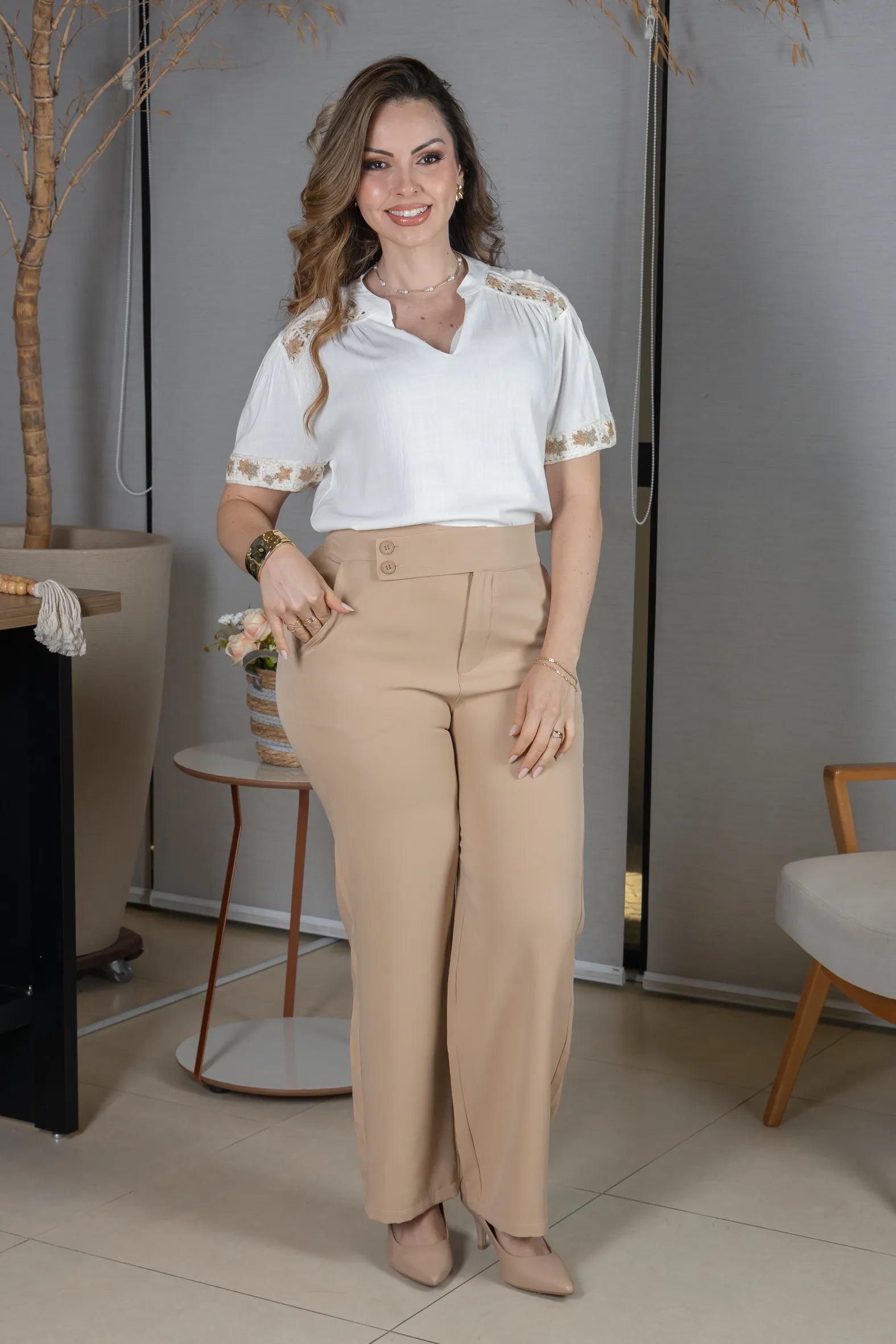 Blusa Manga Curta Decote em "V" Visco Linen com Detalhes Bordados Beatrice Branca