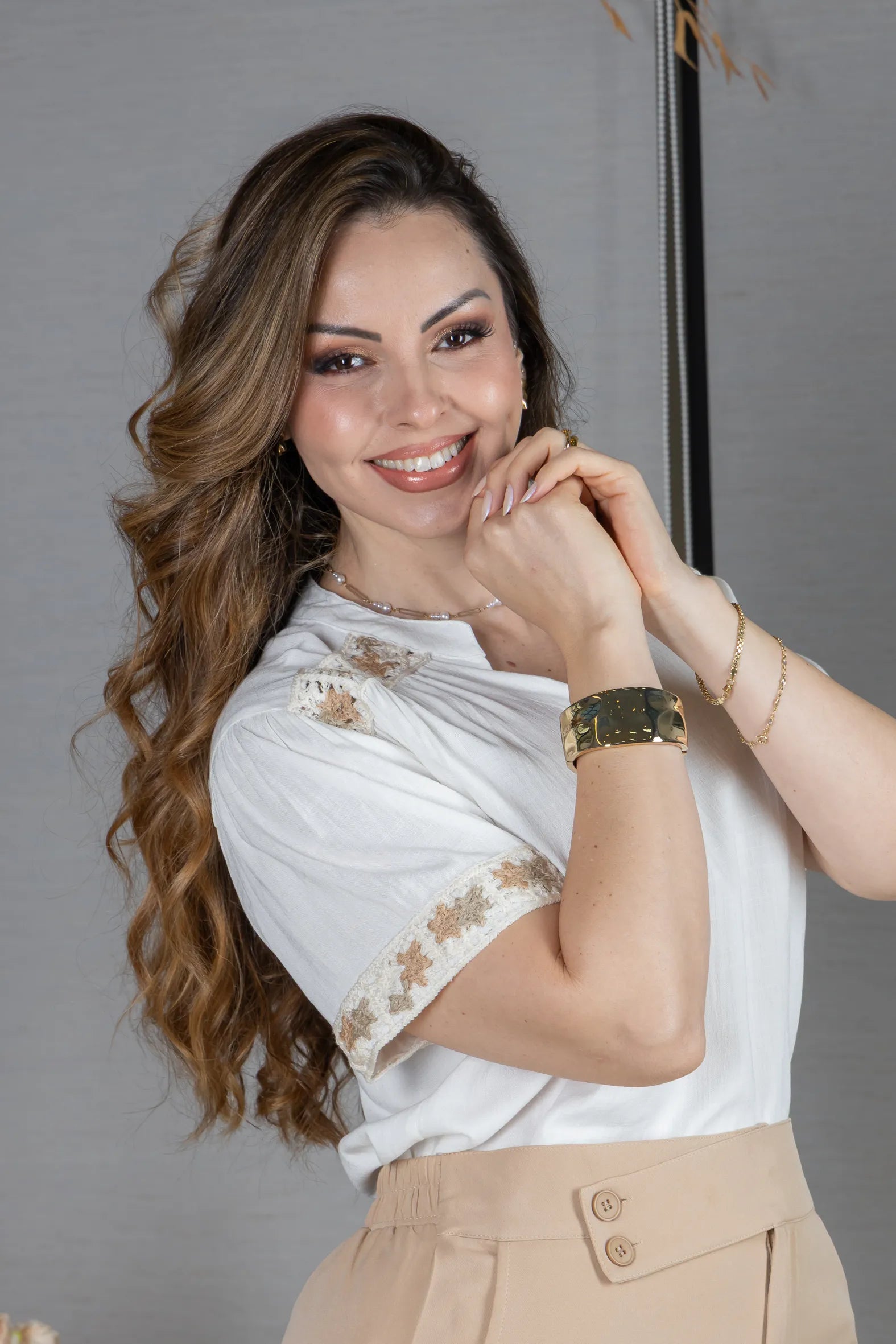 Blusa Manga Curta Decote em "V" Visco Linen com Detalhes Bordados Beatrice Branca