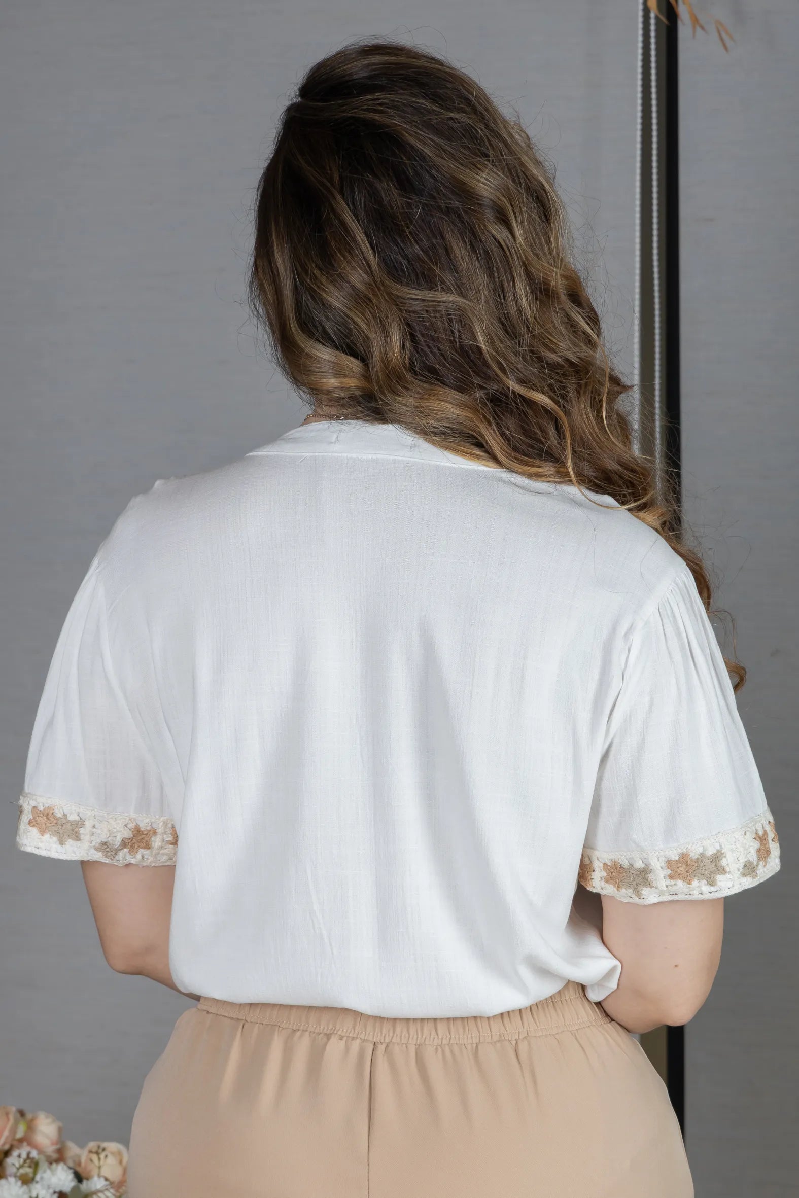 Blusa Manga Curta Decote em "V" Visco Linen com Detalhes Bordados Beatrice Branca