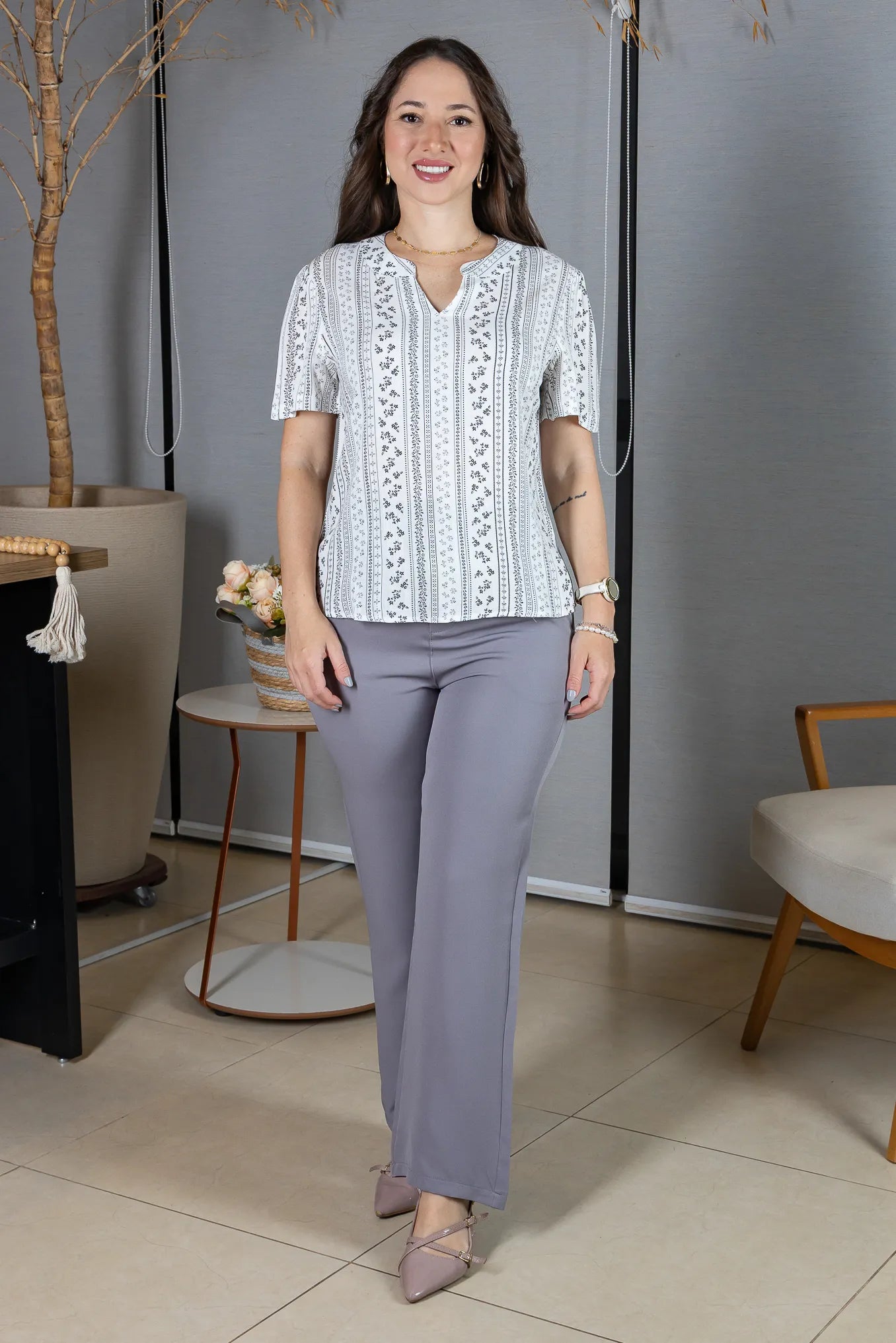 Blusa Manga Curta Decote em "V" em Visco-Linho Estampada Elisabeth Branca