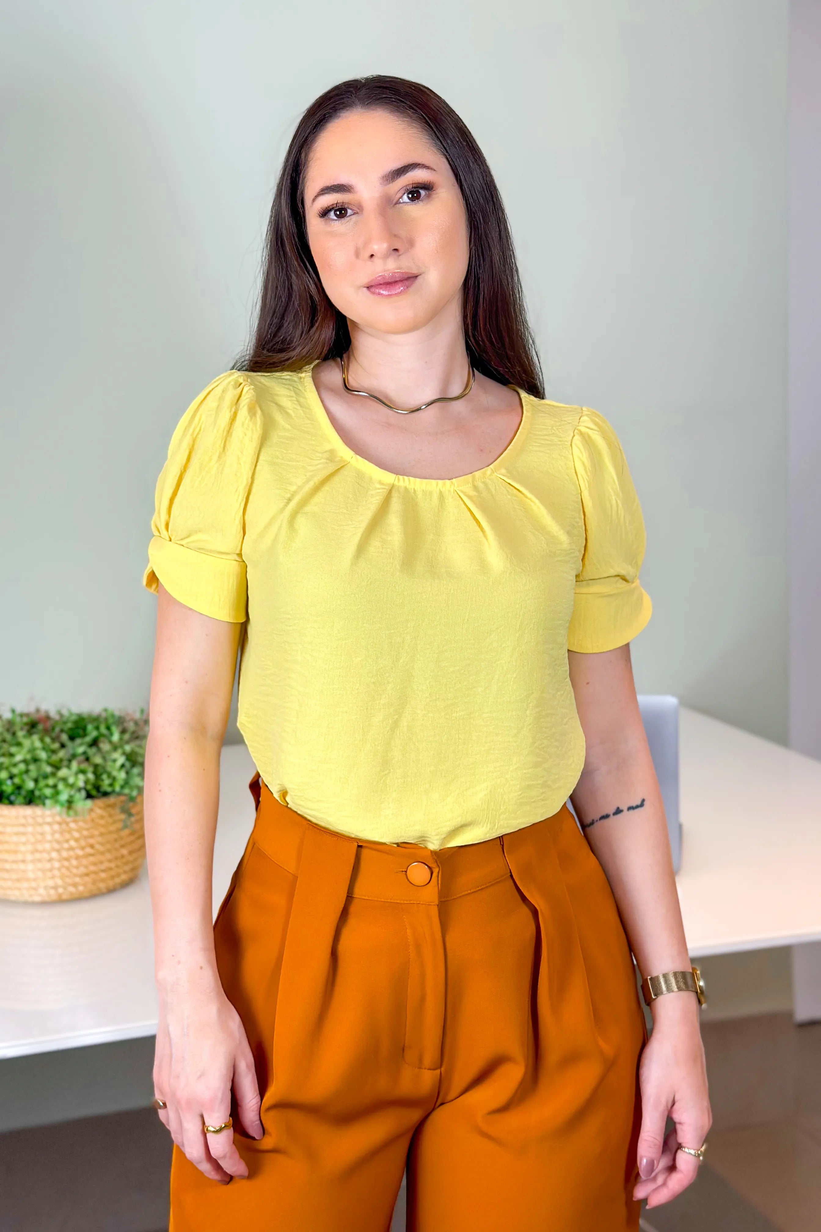 Blusa Manga Curta Pregas Colo Helô Amarela