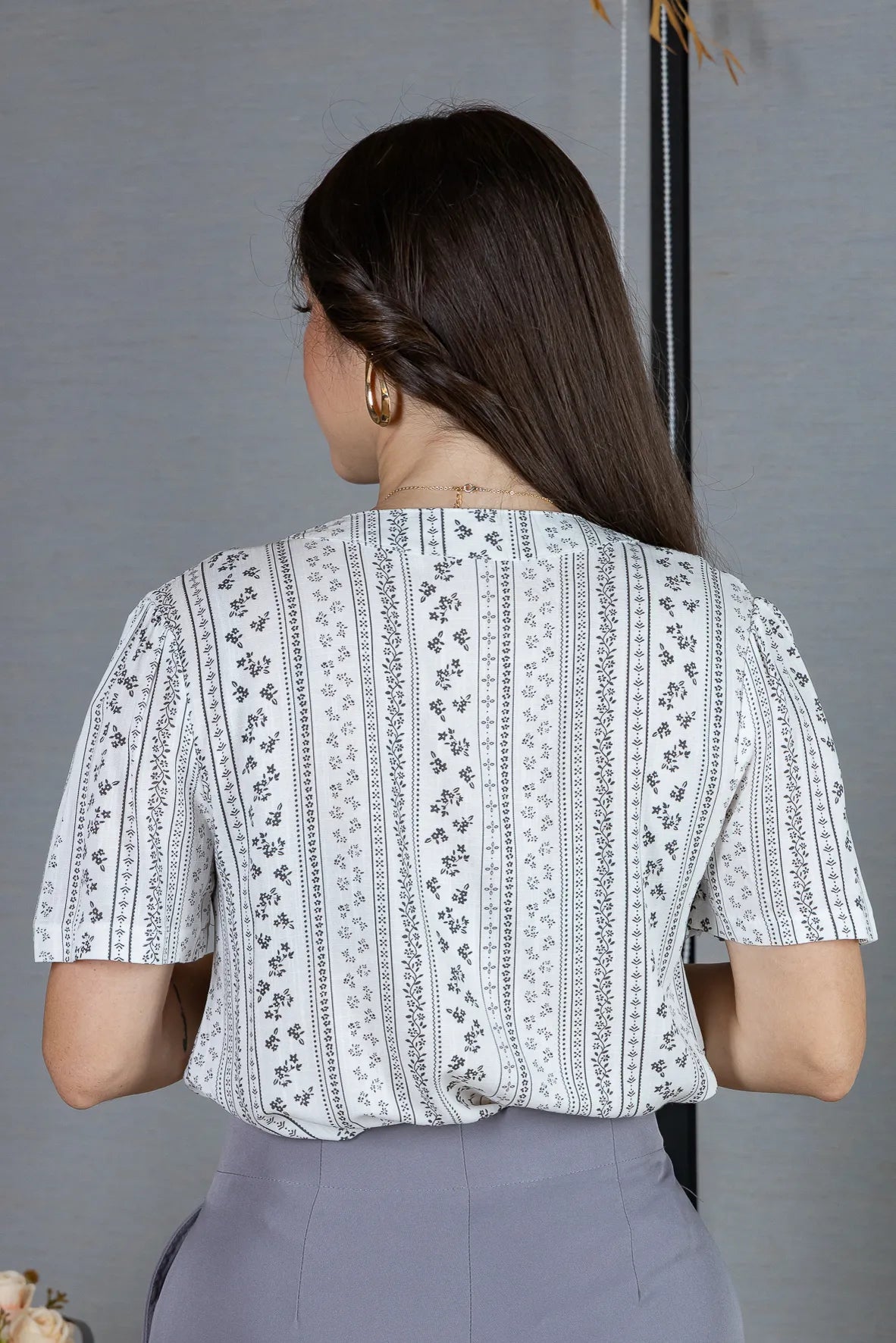 Blusa Manga Curta Decote em "V" em Visco-Linho Estampada Elisabeth Branca