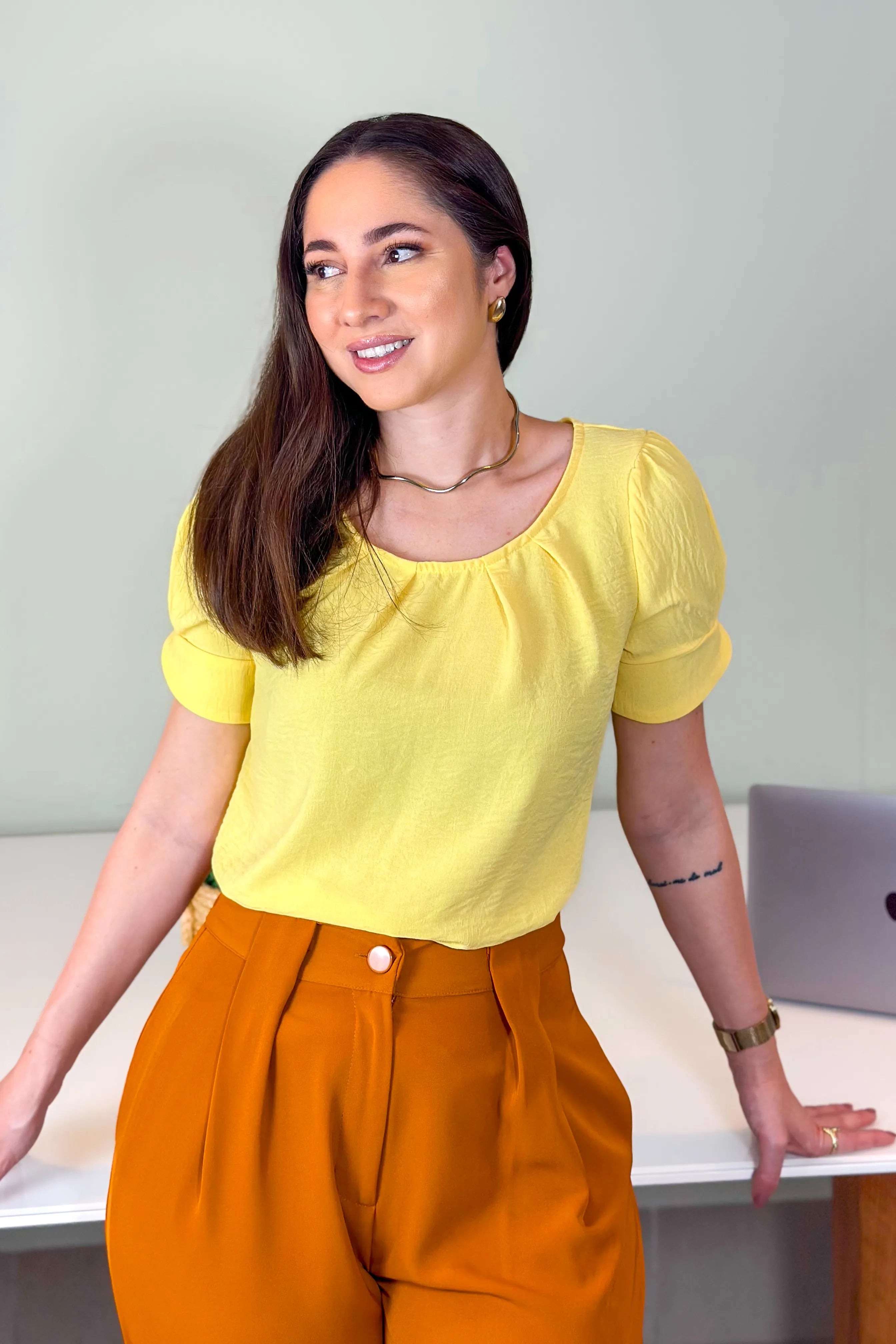 Blusa Manga Curta Pregas Colo Helô Amarela