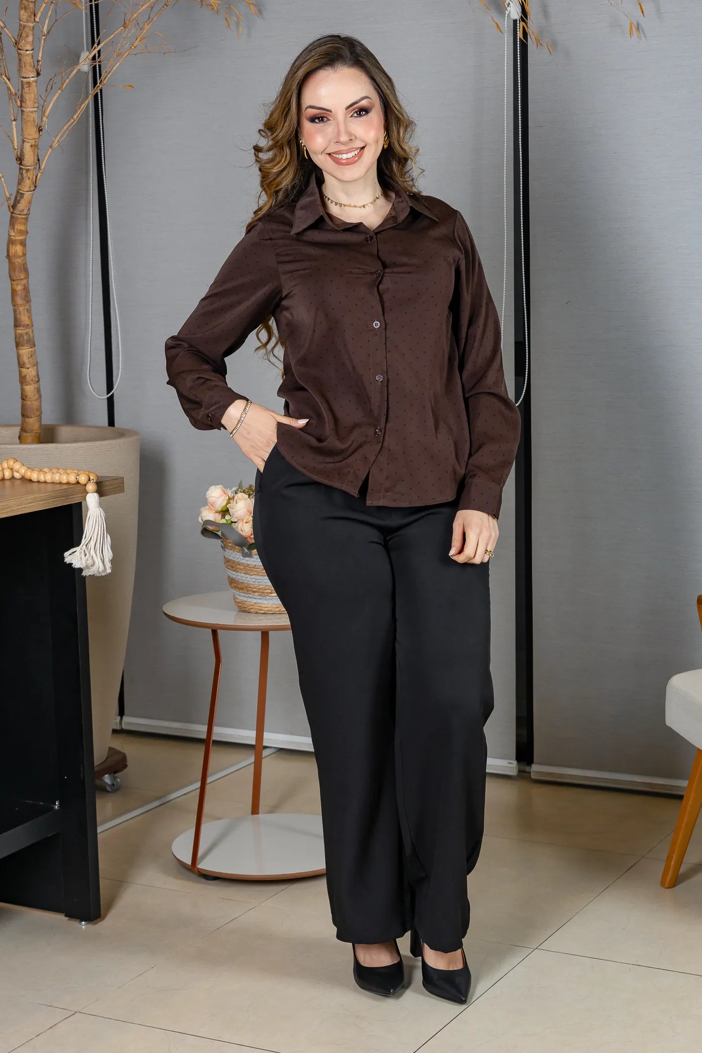 Camisa Manga Longa Crepe Classic Fecho em Botões com Padrão em Poá Annabel Marrom Café