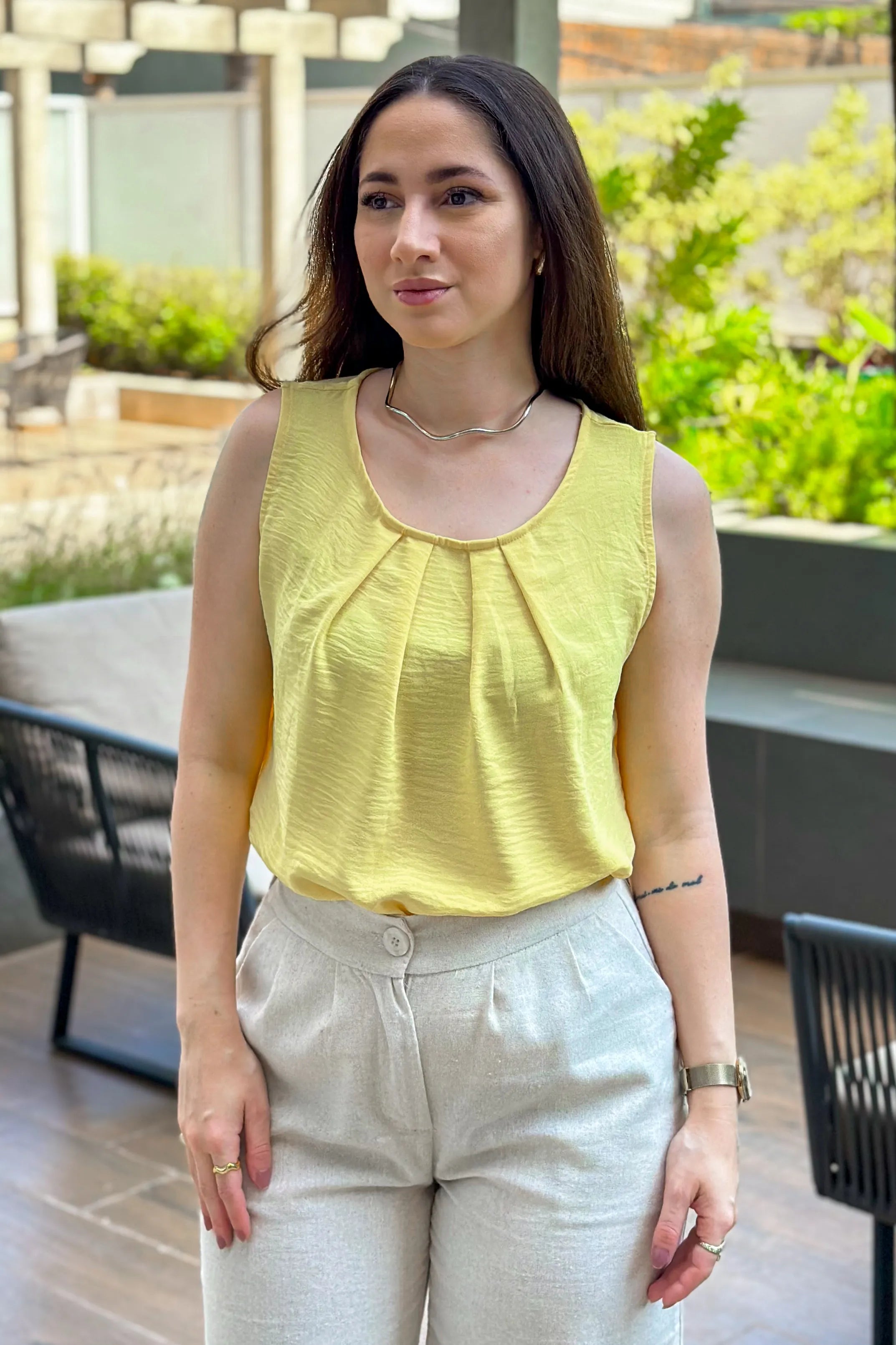 Blusa Regata Detalhe Pregas Colo Simone Amarela