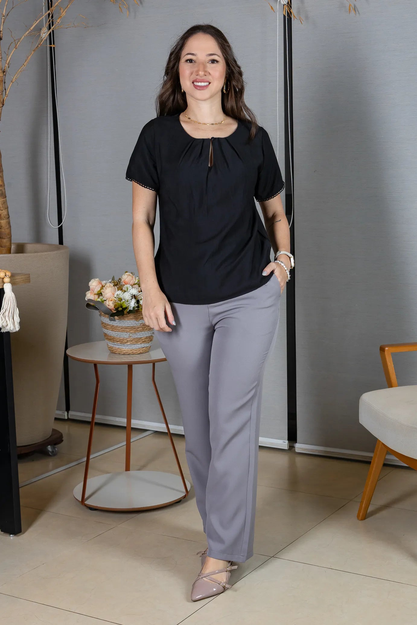 Blusa Manga Curta em Crepe Comfort Decote em Gota e Pregas Mariele Preta