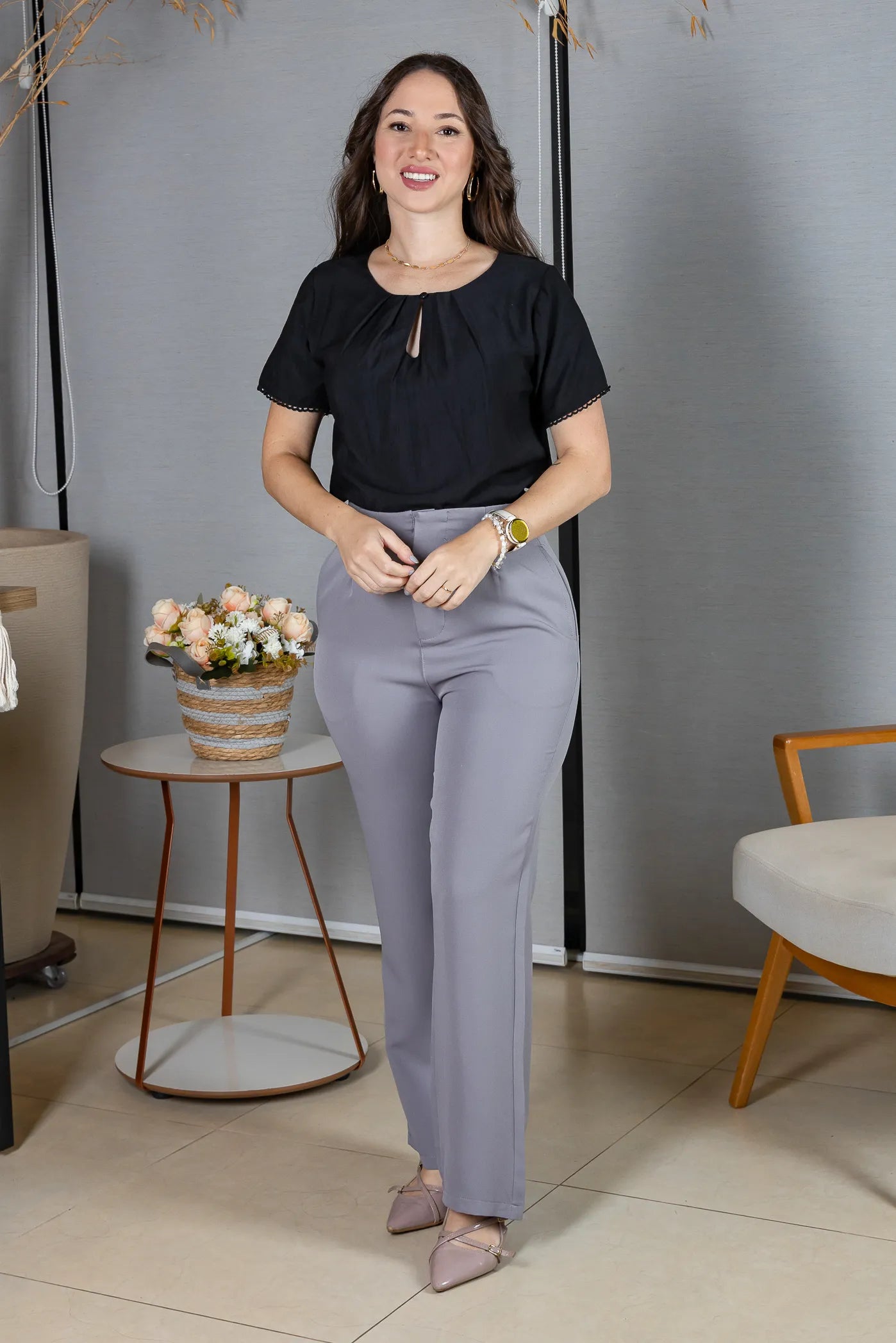 Blusa Manga Curta em Crepe Comfort Decote em Gota e Pregas Mariele Preta