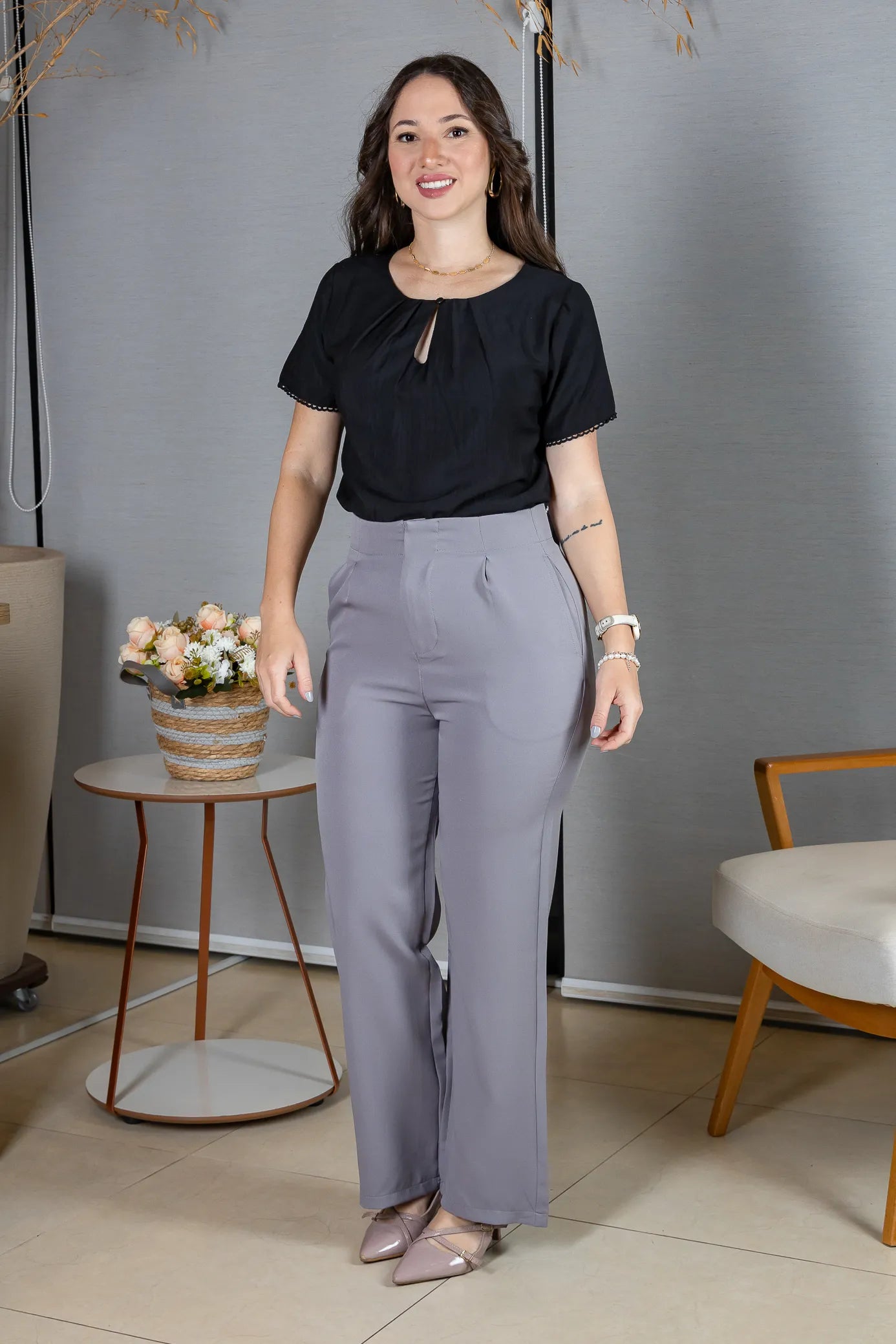 Blusa Manga Curta em Crepe Comfort Decote em Gota e Pregas Mariele Preta