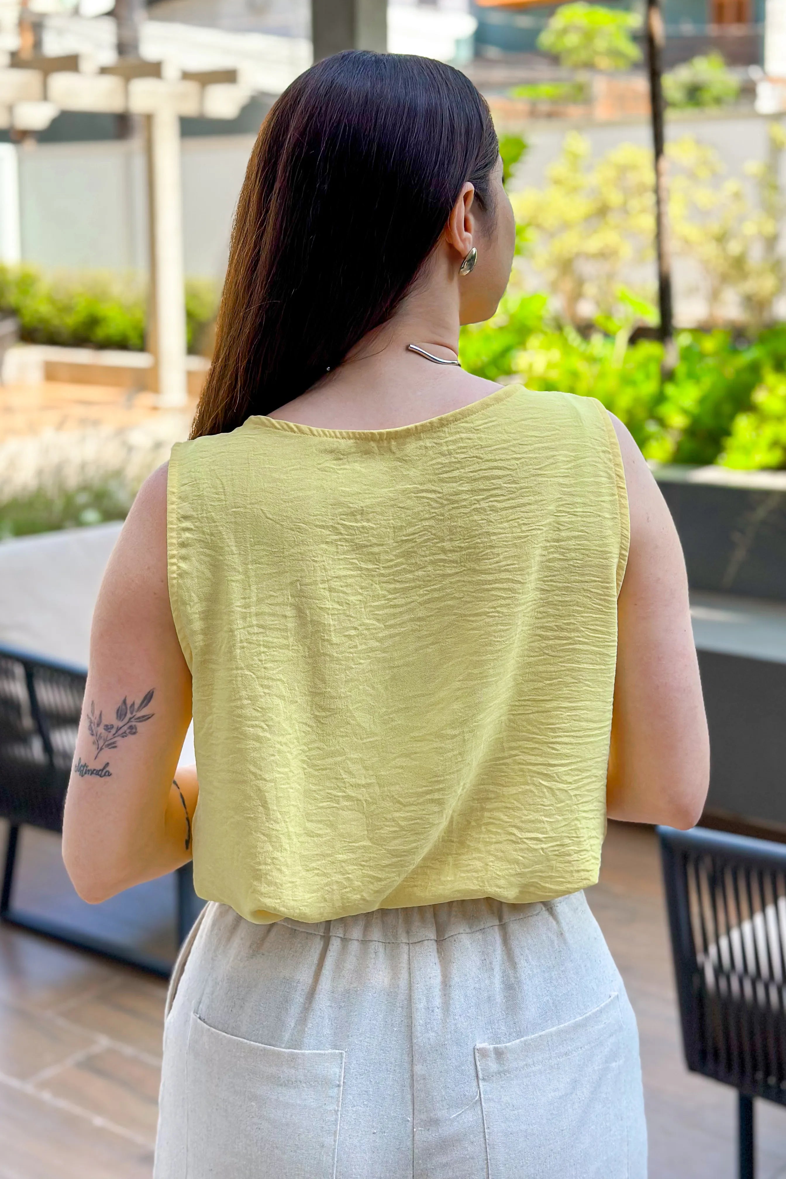 Blusa Regata Detalhe Pregas Colo Simone Amarela