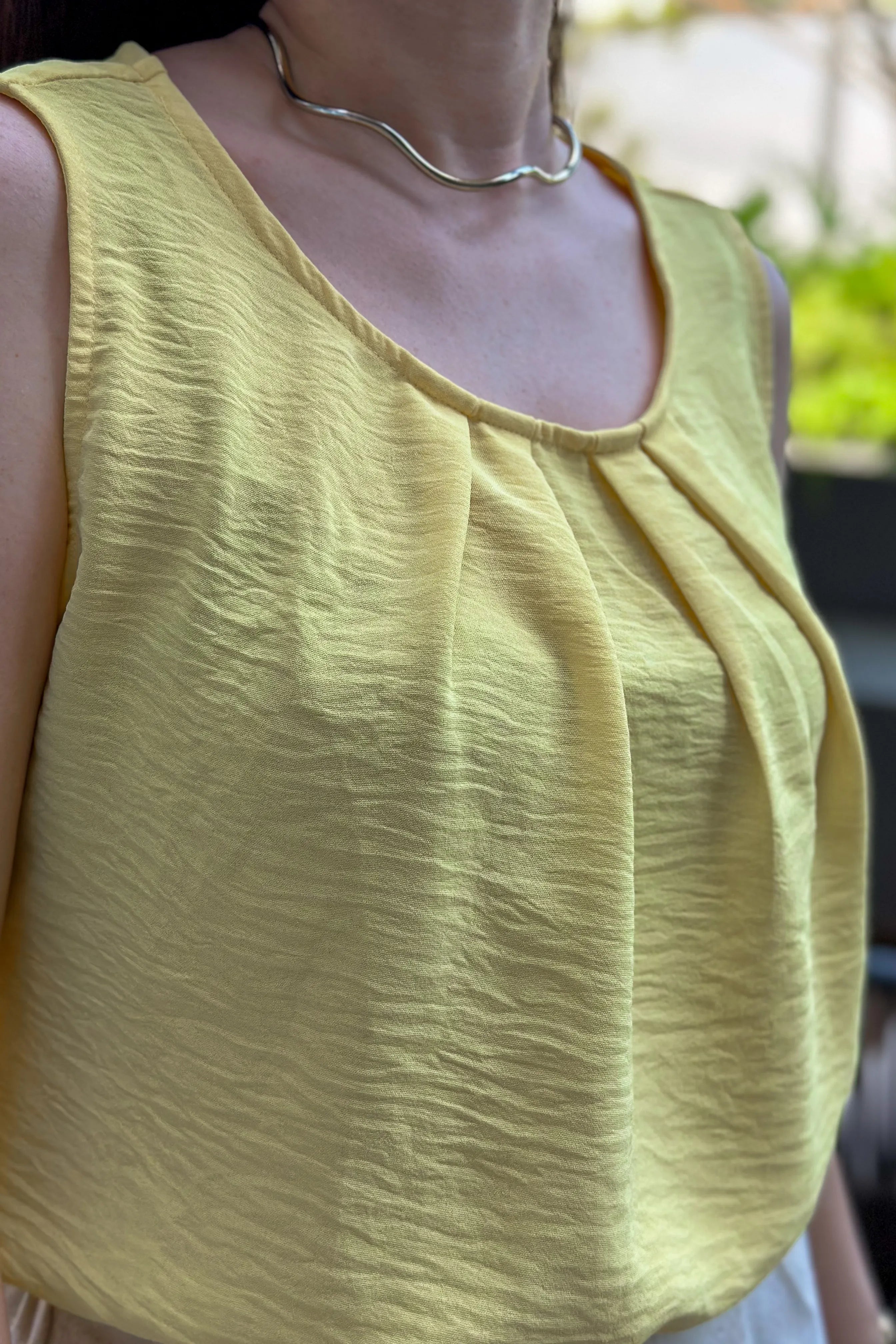 Blusa Regata Detalhe Pregas Colo Simone Amarela