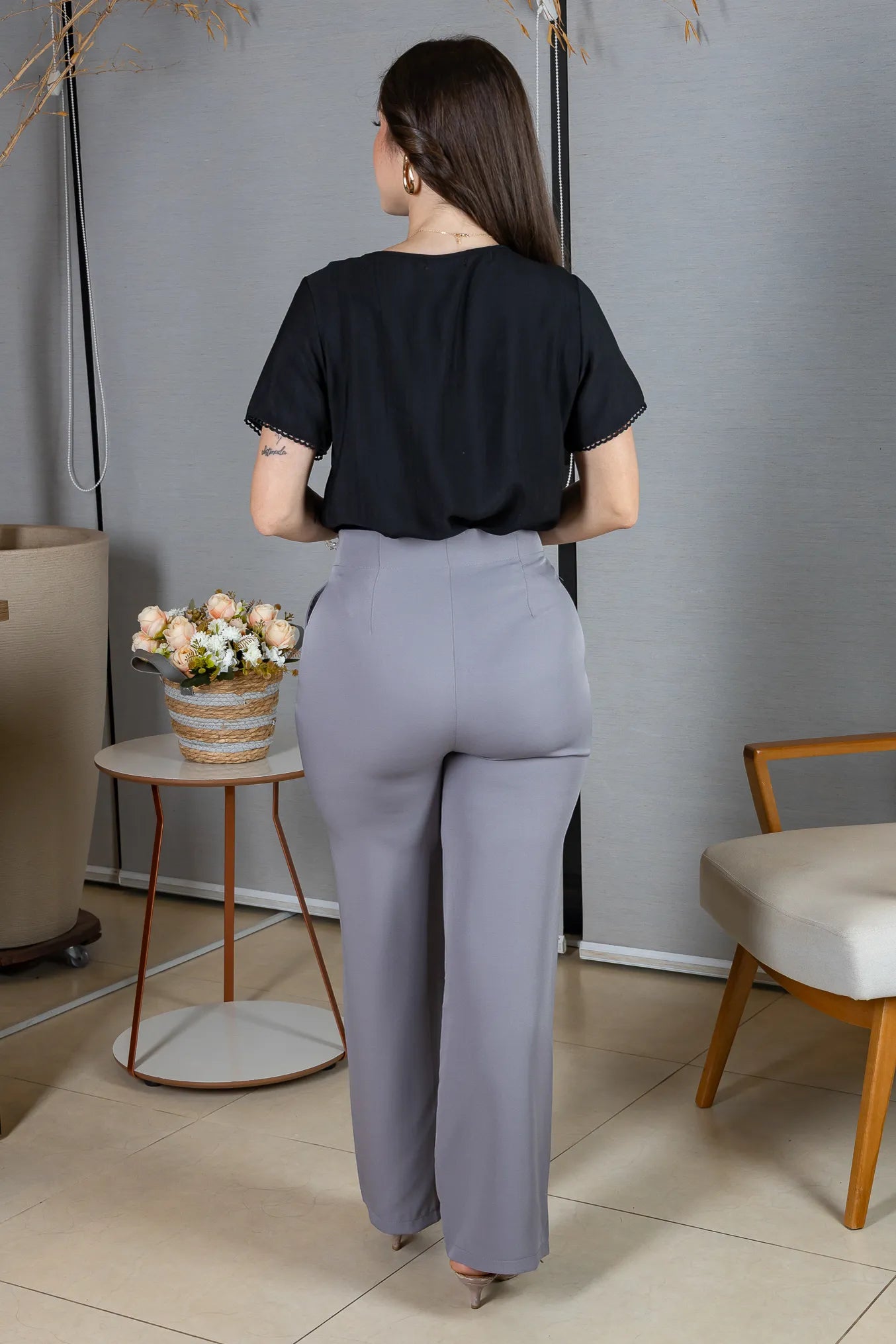 Blusa Manga Curta em Crepe Comfort Decote em Gota e Pregas Mariele Preta