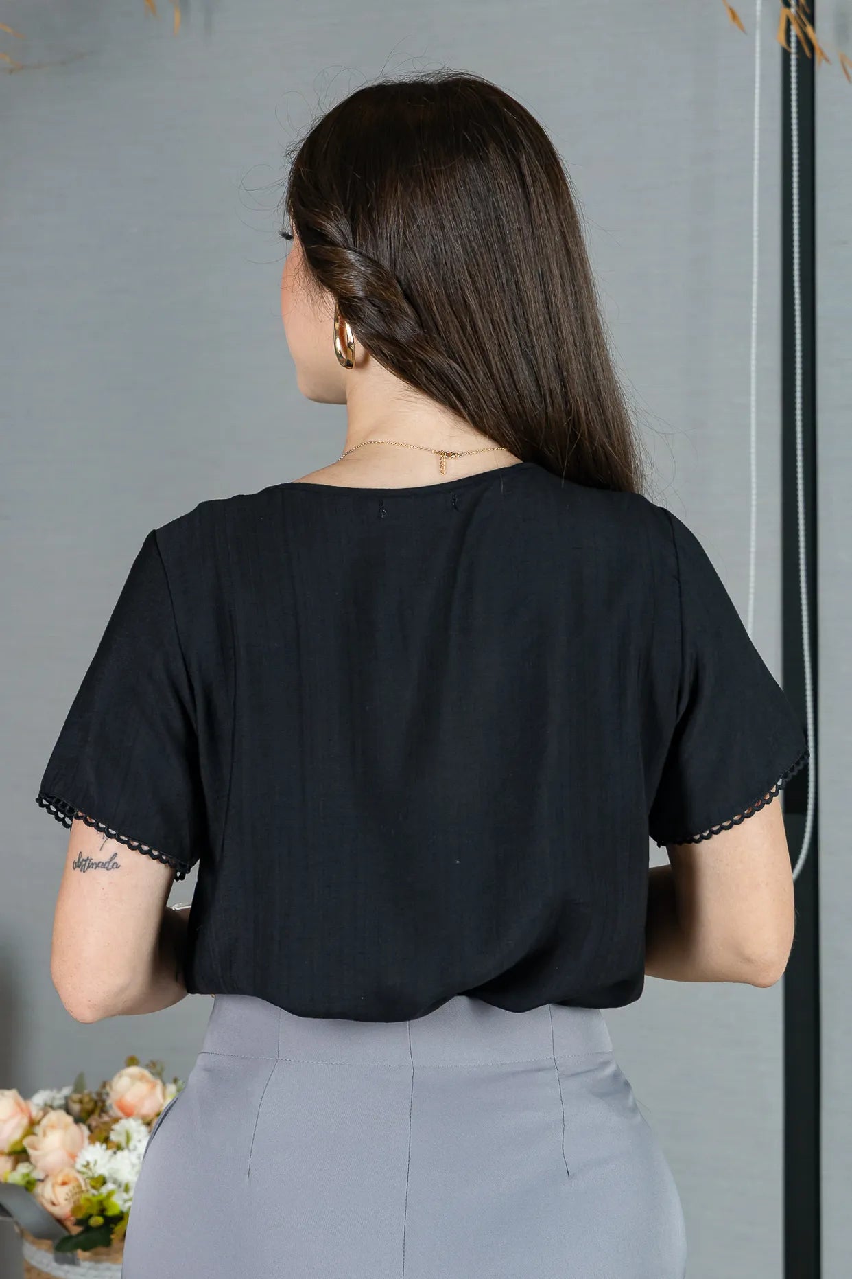 Blusa Manga Curta em Crepe Comfort Decote em Gota e Pregas Mariele Preta