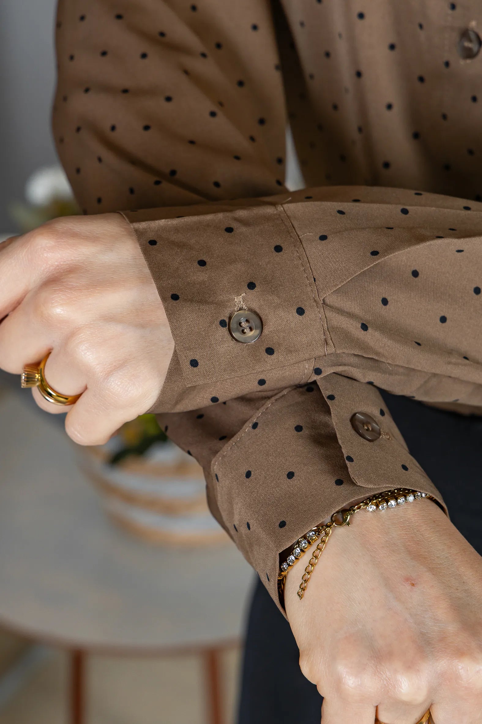 Camisa Manga Longa Crepe Classic Fecho em Botões com Padrão em Poá Annabel Marrom Claro