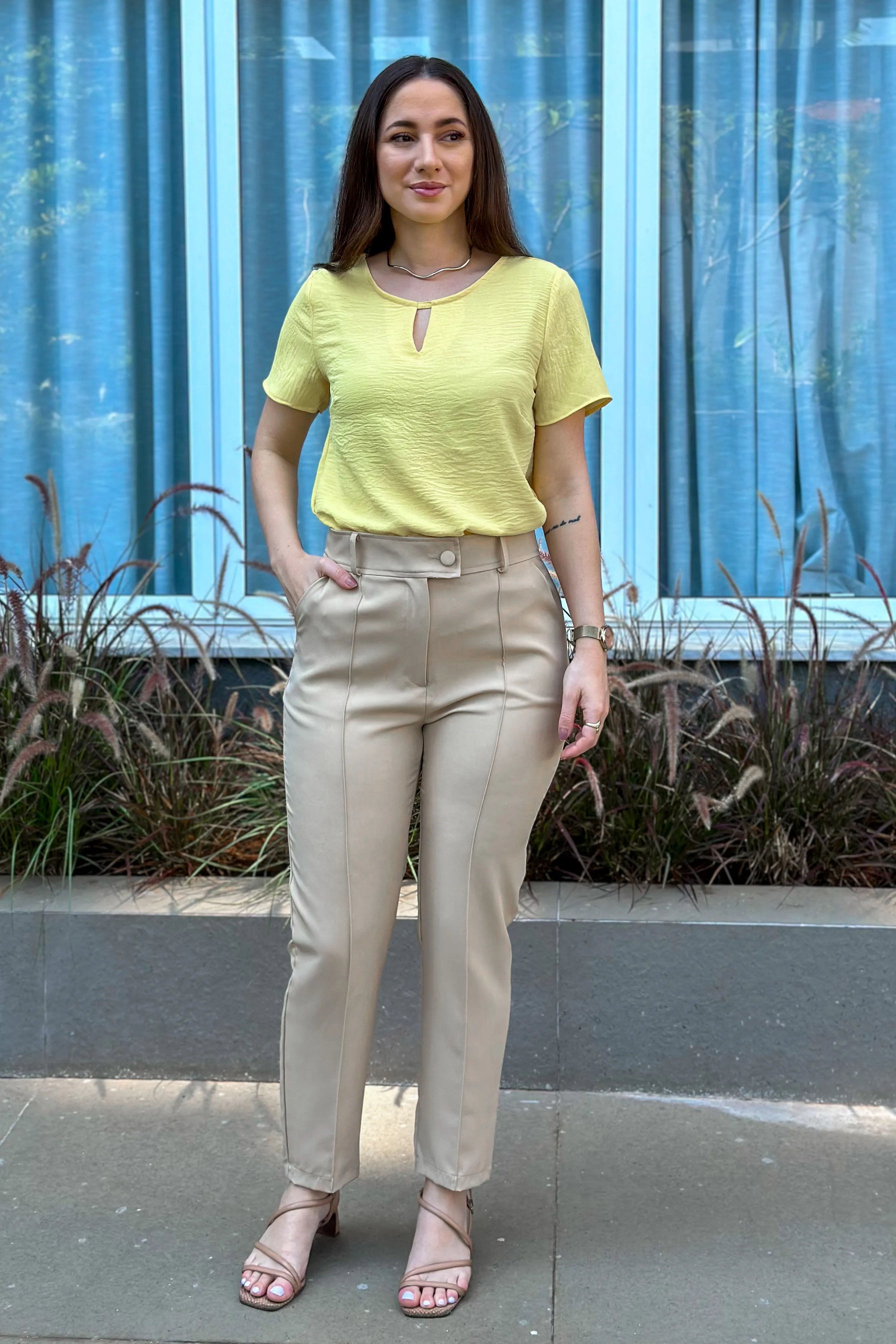 Conjunto: Blusa Manga Curta Decote Choker Silvana Amarela + Calça Detalhe Cós Assimétrico Alfaiataria Amanda Bege